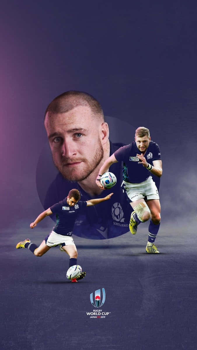 Scotland Rugby 桌布 壁紙 — 一個動態的欖球運動員正在行動，背後有一個他的大頭肖像，背景是紫色漸變。