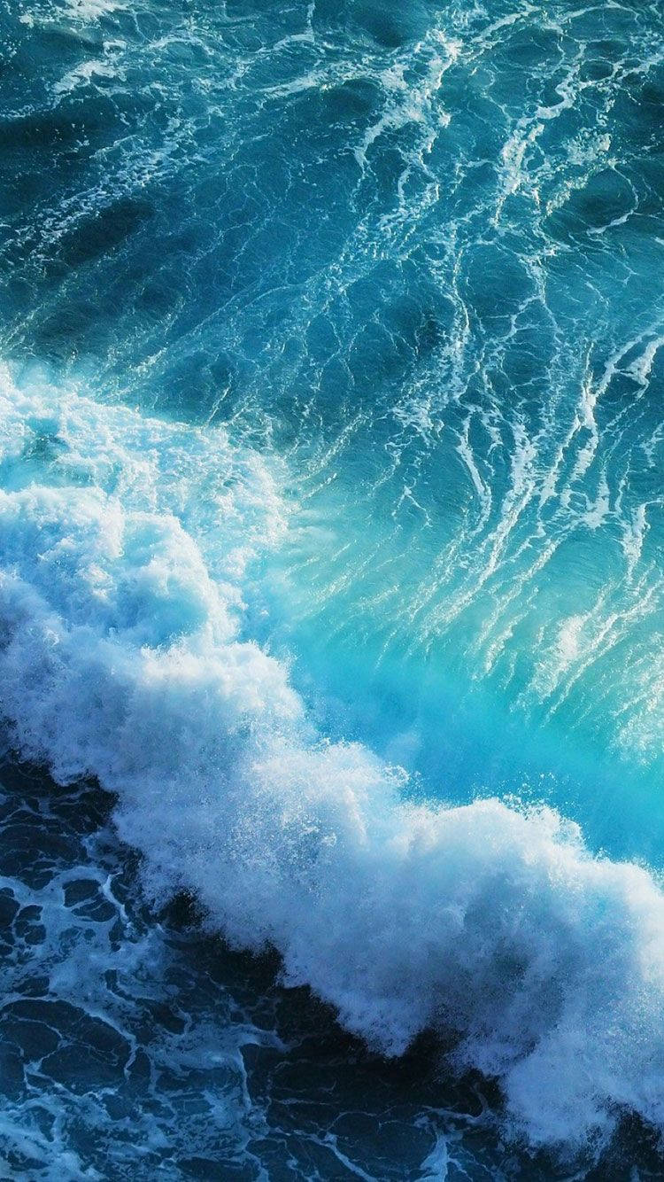 海洋 桌布 壁紙 — 一個動態的特寫鏡頭，捕捉藍綠色海浪拍打著較深藍色海水，激起白色泡沫。