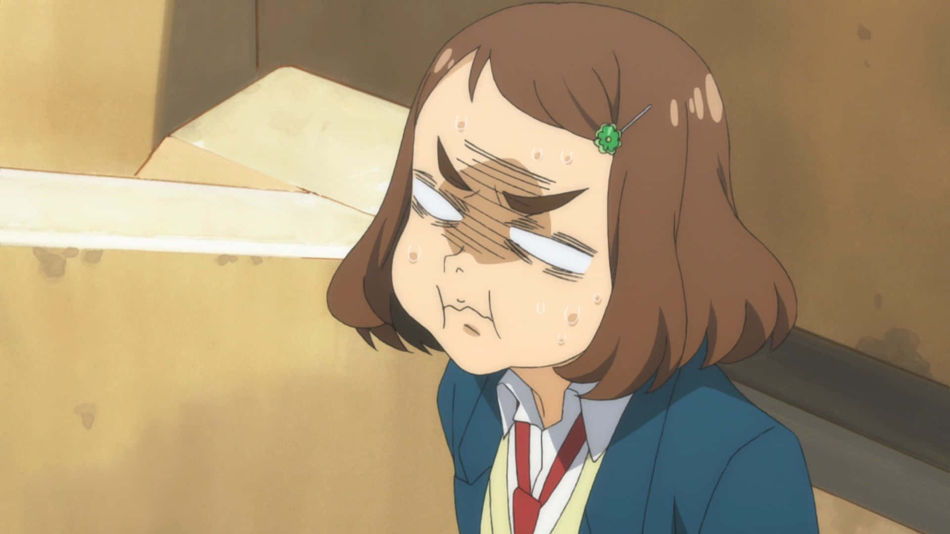 Flcl Alternative 桌布 壁紙 — 一個動漫女孩，棕色頭髮，綠色髮夾，穿著校服，看起來生氣又出汗。