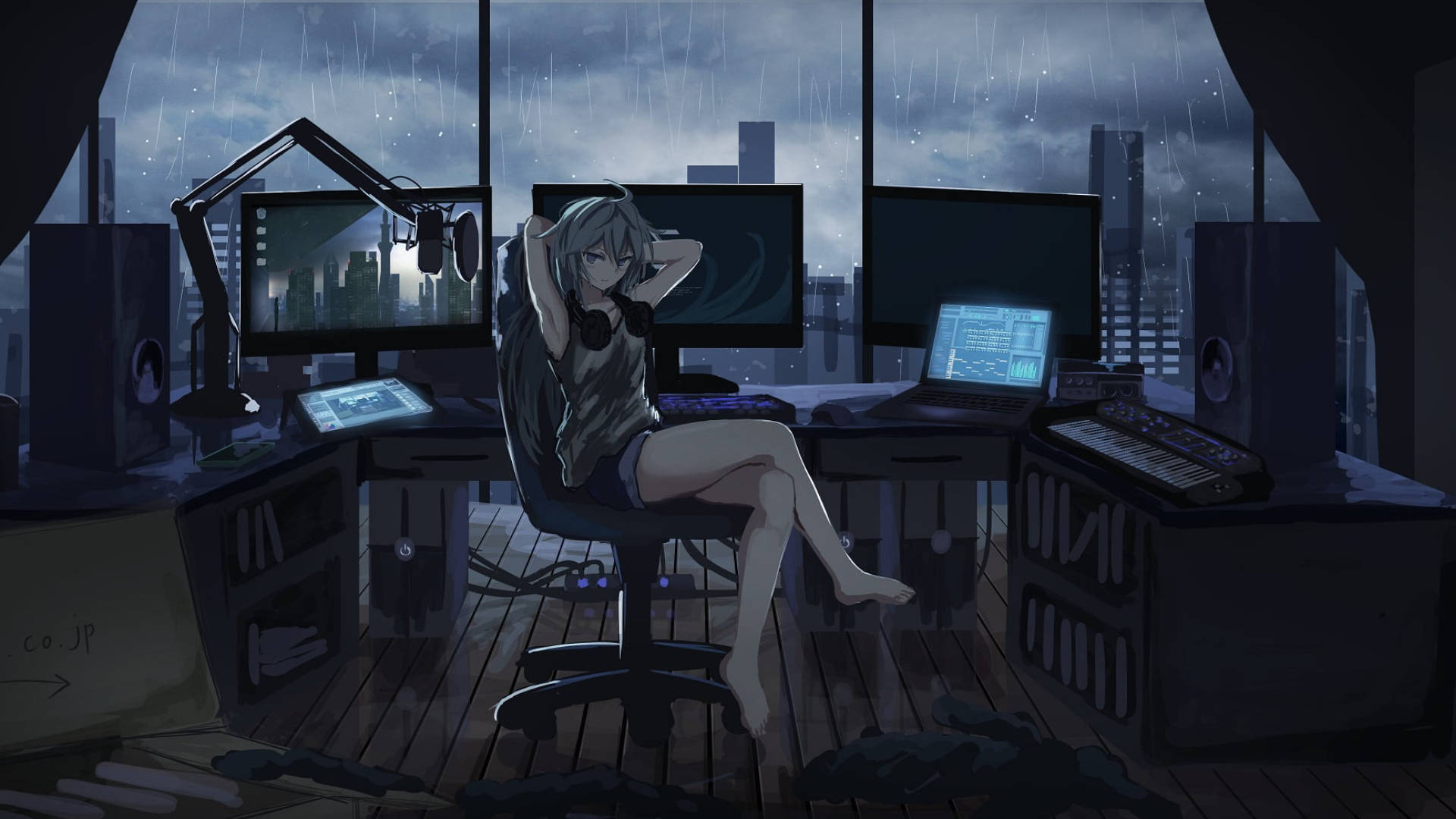 暴風 桌布 壁紙 — 一個動漫女孩在雨夜的都市景觀中放鬆地坐著，周圍是音樂製作設備和發光的屏幕。