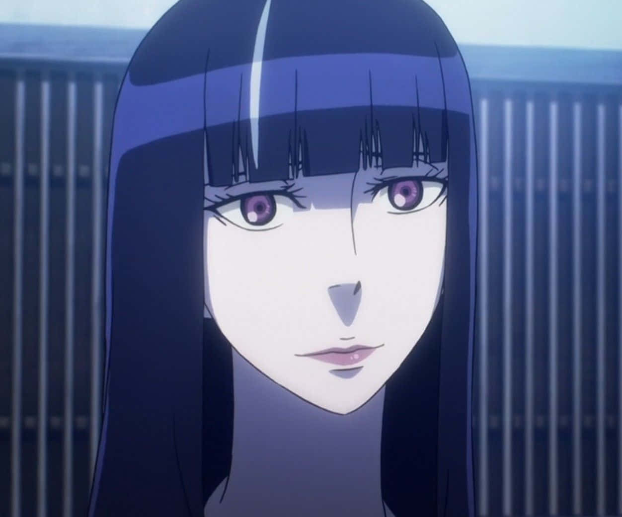 Death Parade Chiyuki 桌布 壁紙 — 一個動漫女孩的特寫，擁有長長的深藍色頭髮和紫色眼睛，在模糊的垂直條紋背景前平靜地凝視。
