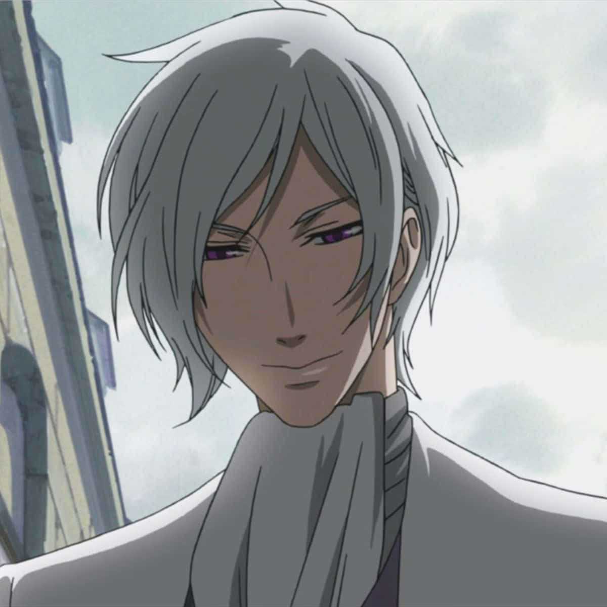 Ash Landers 桌布 壁紙 — 一個動漫男子的特寫，銀色頭髮和紫色眼睛，穿著白色外套，背景是陰天。