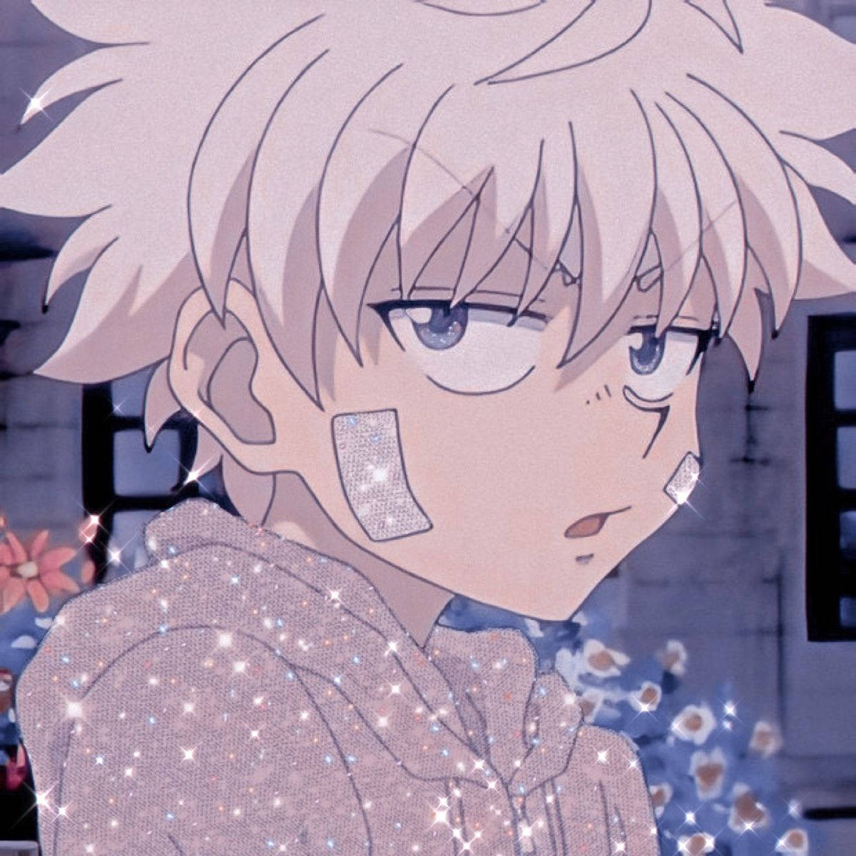  壁紙 — 一個動漫男孩的近距離特寫，他有尖刺的白髮，臉上和連帽衫上閃爍著亮片，側目而視，表情柔和。
