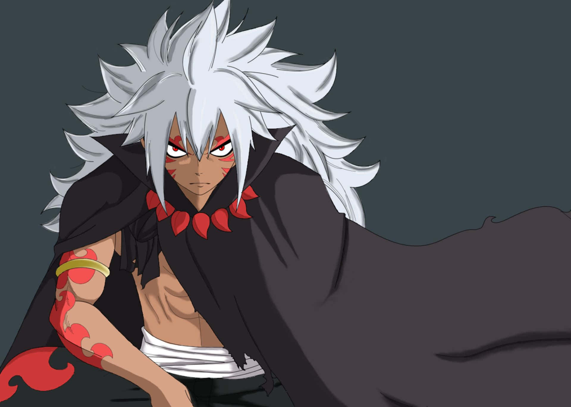 Acnologia 桌布 壁紙 — 一個動漫角色，擁有尖刺的白髮、紅眼睛和紅色標記，穿著黑色斗篷，背景為深灰色。