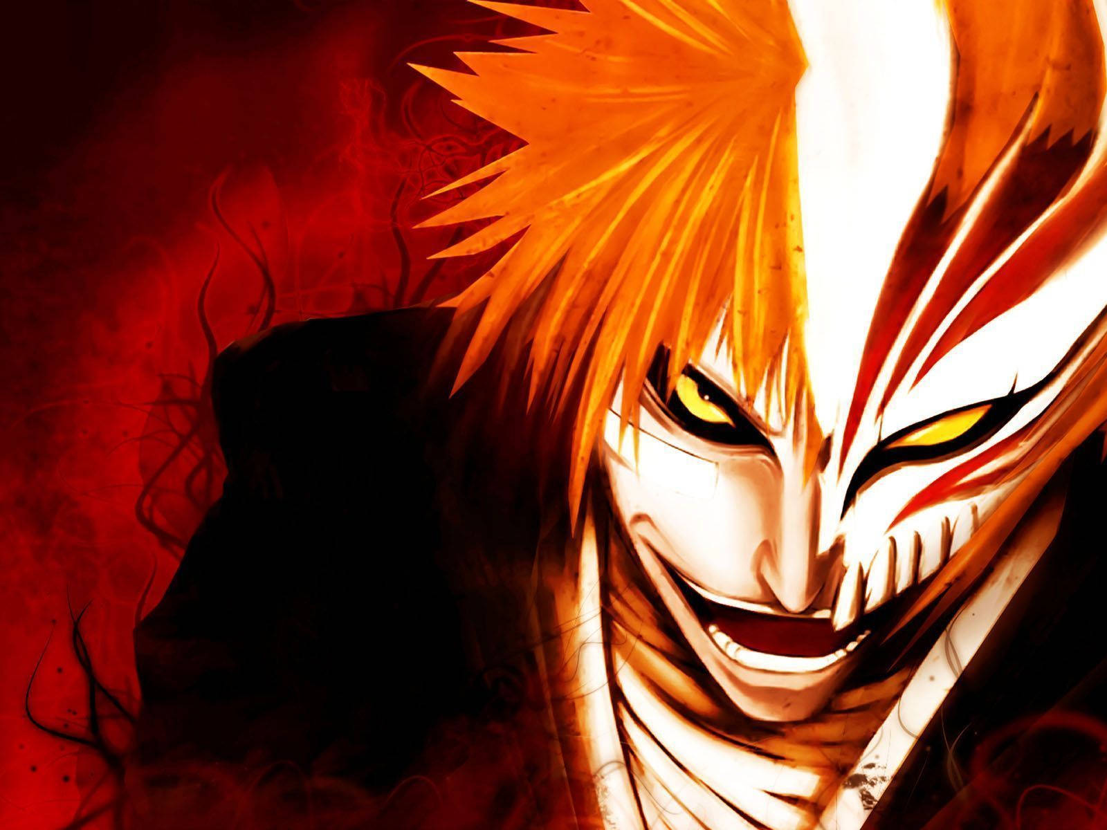 Bleach Anime 桌布 壁紙 — 一個動漫角色，有著尖刺的橙色頭髮和白色面具，在火紅的背景下露出威脅的笑容。