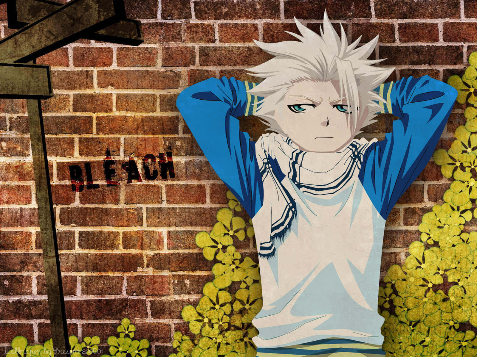Toshiro Hitsugaya 桌布 壁紙 — 一個動漫角色，有著尖刺般的白髮，靠在一面被黃色花朵環繞的磚牆上。