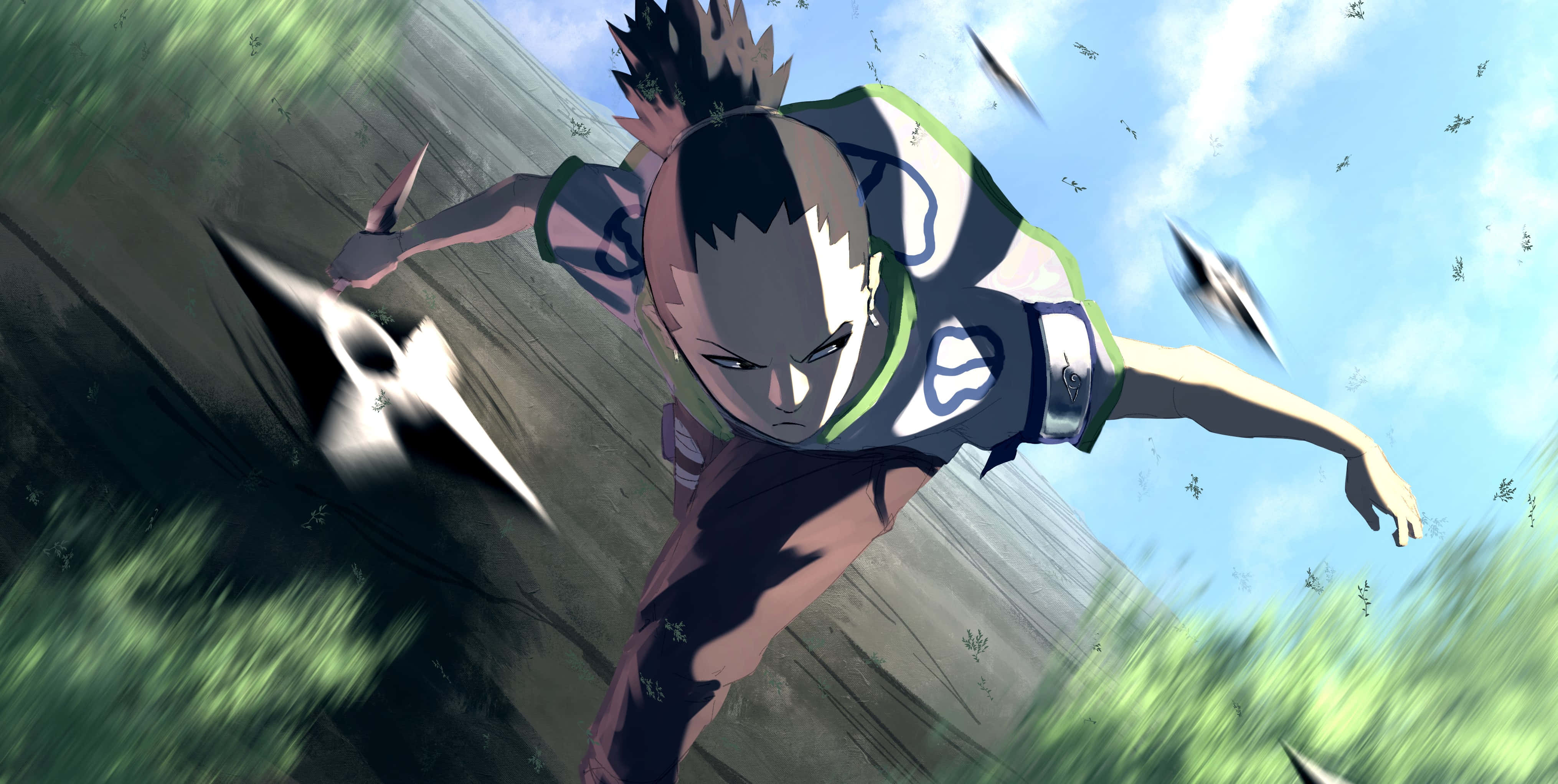 Shikamaru Nara 桌布 壁紙 — 一個動漫角色，有著尖刺頭髮和堅定的表情，在草地地形中跳躍，同時向明亮的藍天投擲手裏劍。