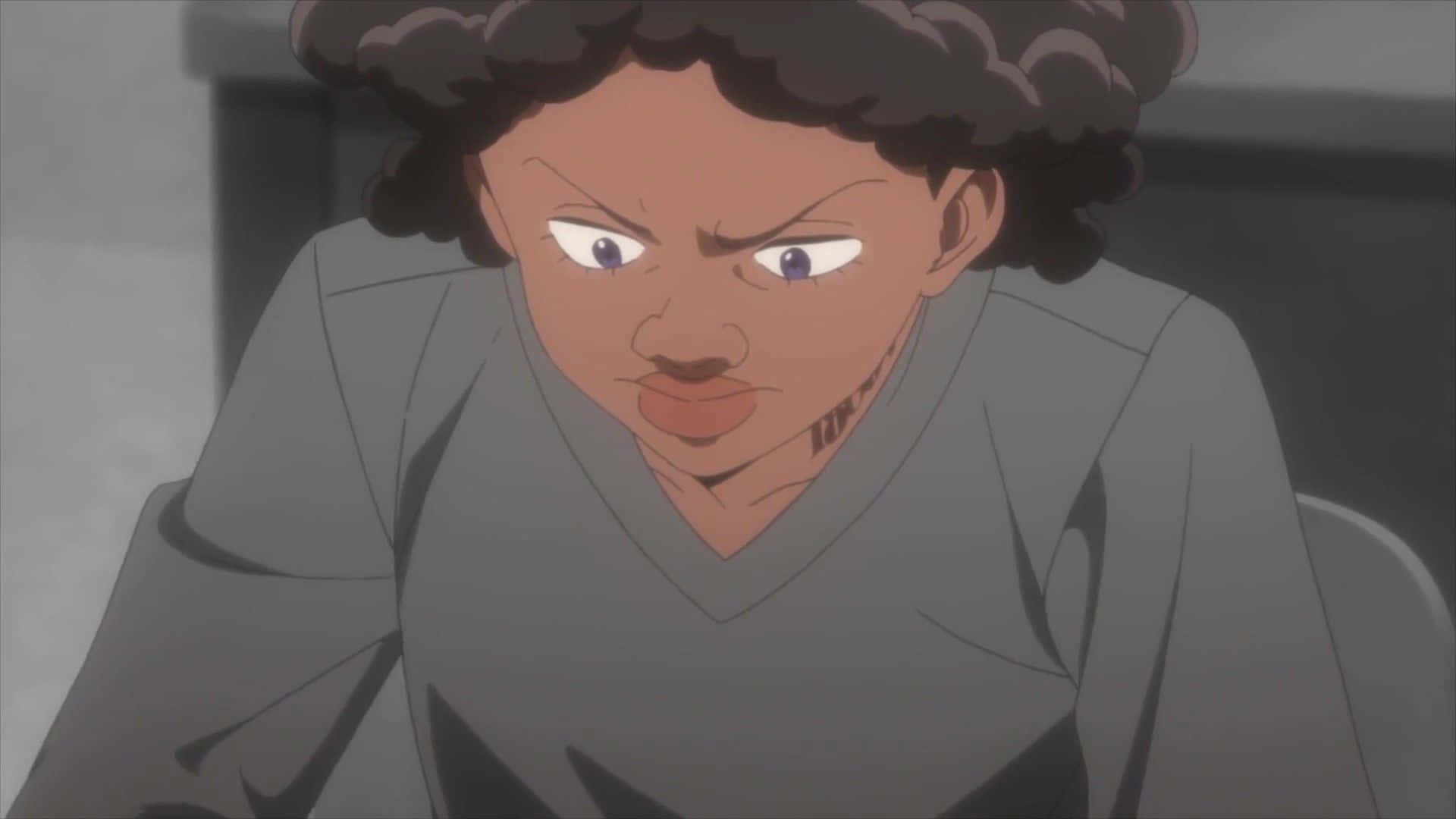 The Promised Neverland Krone 桌布 壁紙 — 一個動漫角色，有著捲曲的頭髮和嚴肅的表情，穿著灰色襯衫，背景柔和。