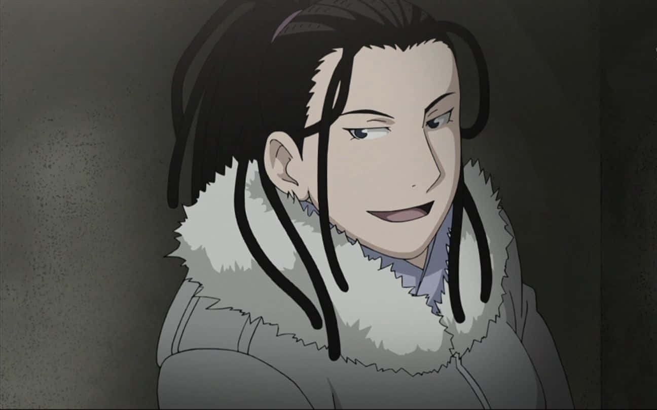 Izumi Curtis 桌布 壁紙 — 一個動漫角色的特寫，擁有深色辮子和毛領外套，在灰色牆壁前微微微笑。