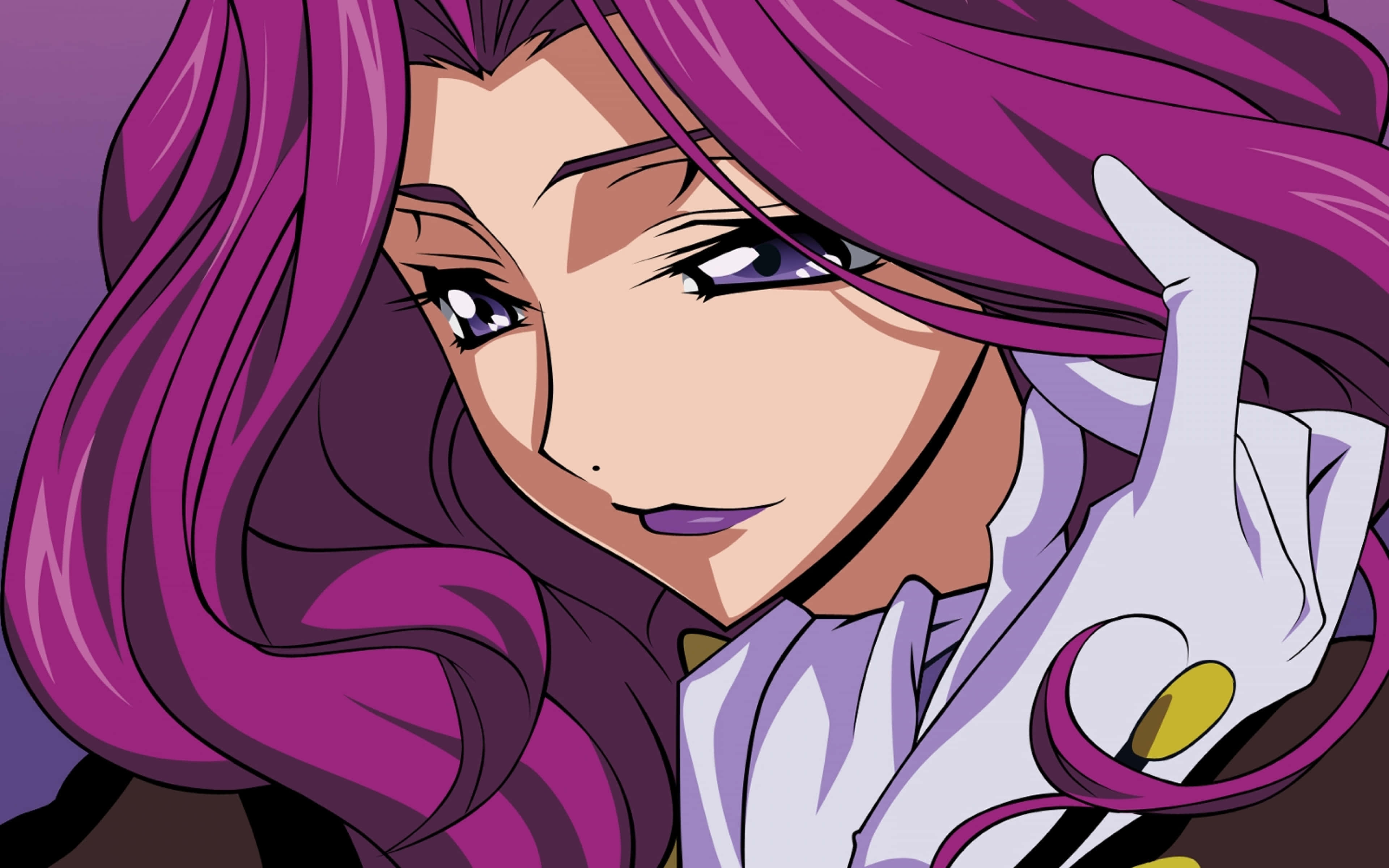 Cornelia Li Britannia 桌布 壁紙 — 一個動漫角色的特寫，擁有長長的紫色飄逸頭髮和自信的假笑，手舉在臉旁。