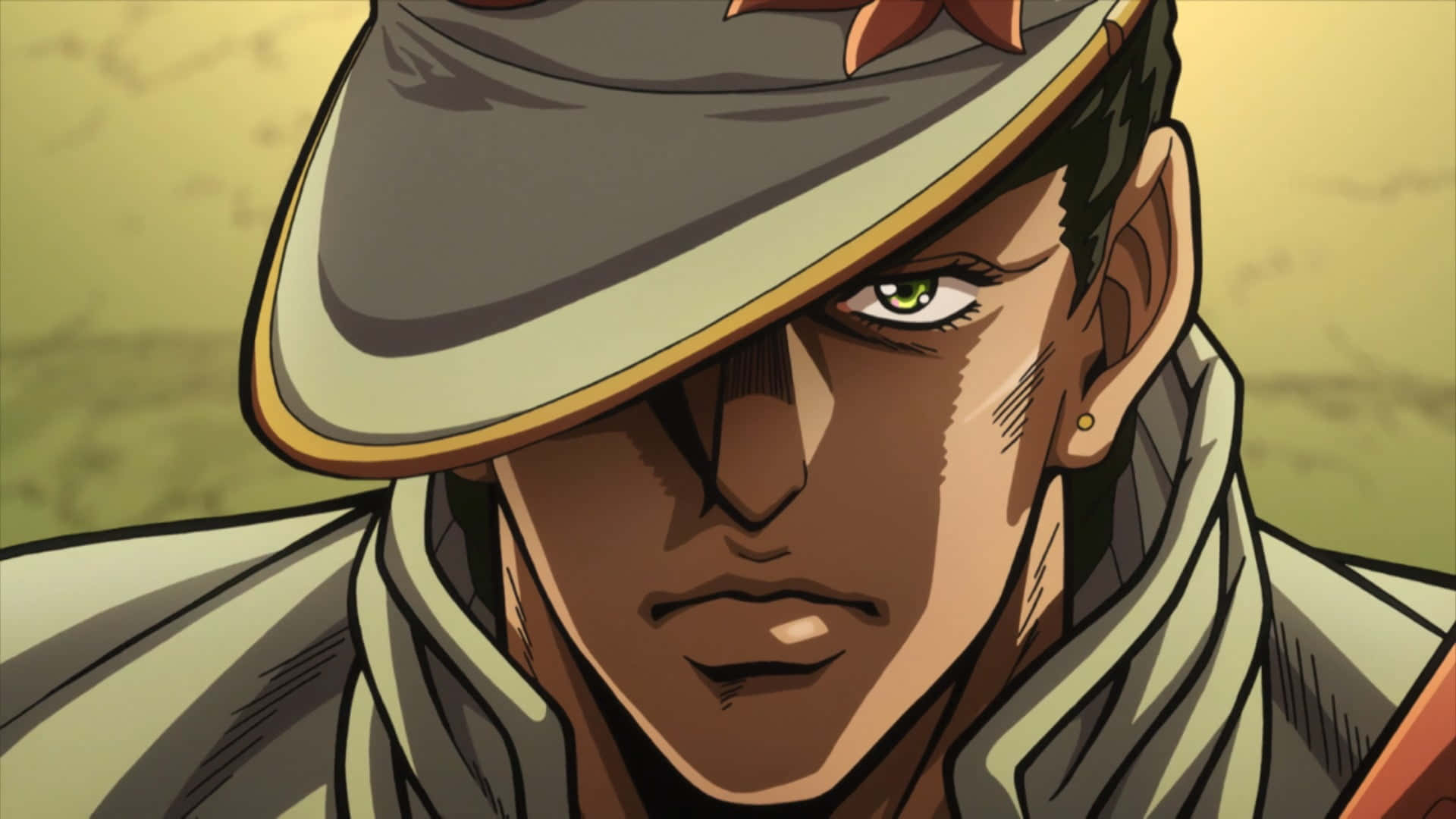 Jotaro Kujo 桌布 壁紙 — 一個動漫角色的特寫，有一隻綠色的眼睛和軍帽，在溫暖的黃色背景下強烈凝視。