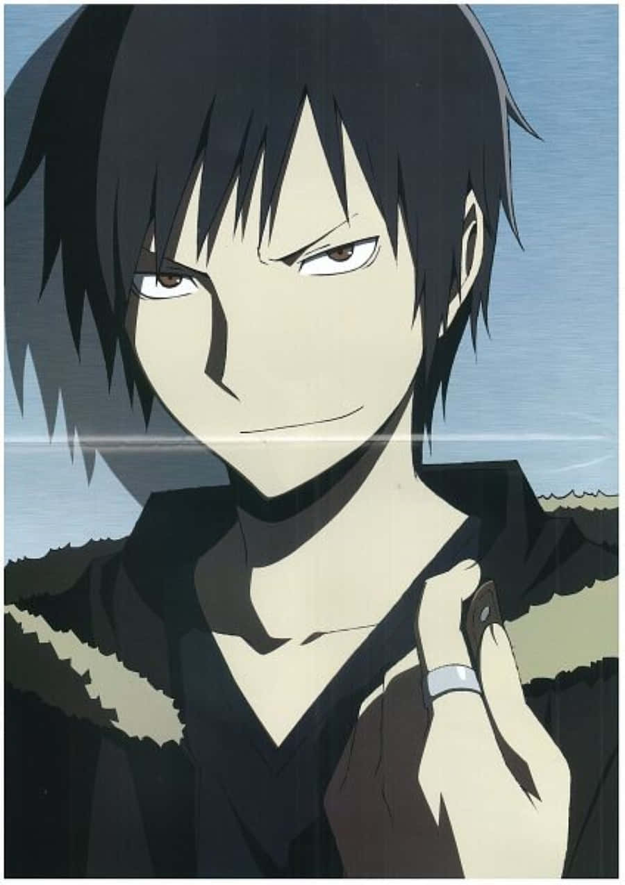 Izaya Orihara 桌布 壁紙 — 一個動漫角色的特寫，有著刺蝟般的黑髮和冷笑，在藍色背景前將刀靠近自己的脖子。