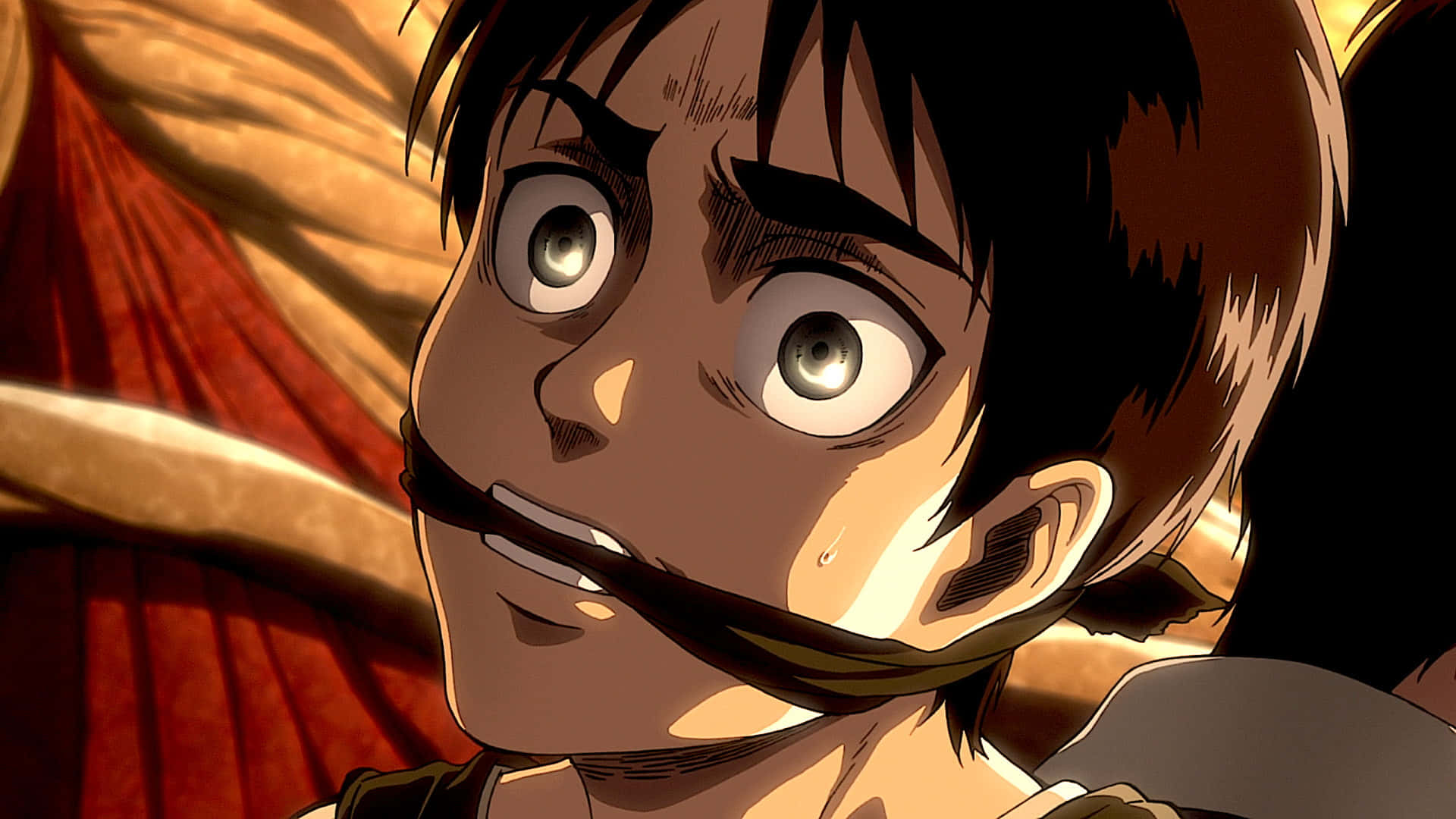 Attack On Titan Season 2 桌布 壁紙 — 一個動漫角色的特寫，眼睛睜大，嘴巴被塞住，在暖色調的布料背景前顯得震驚。