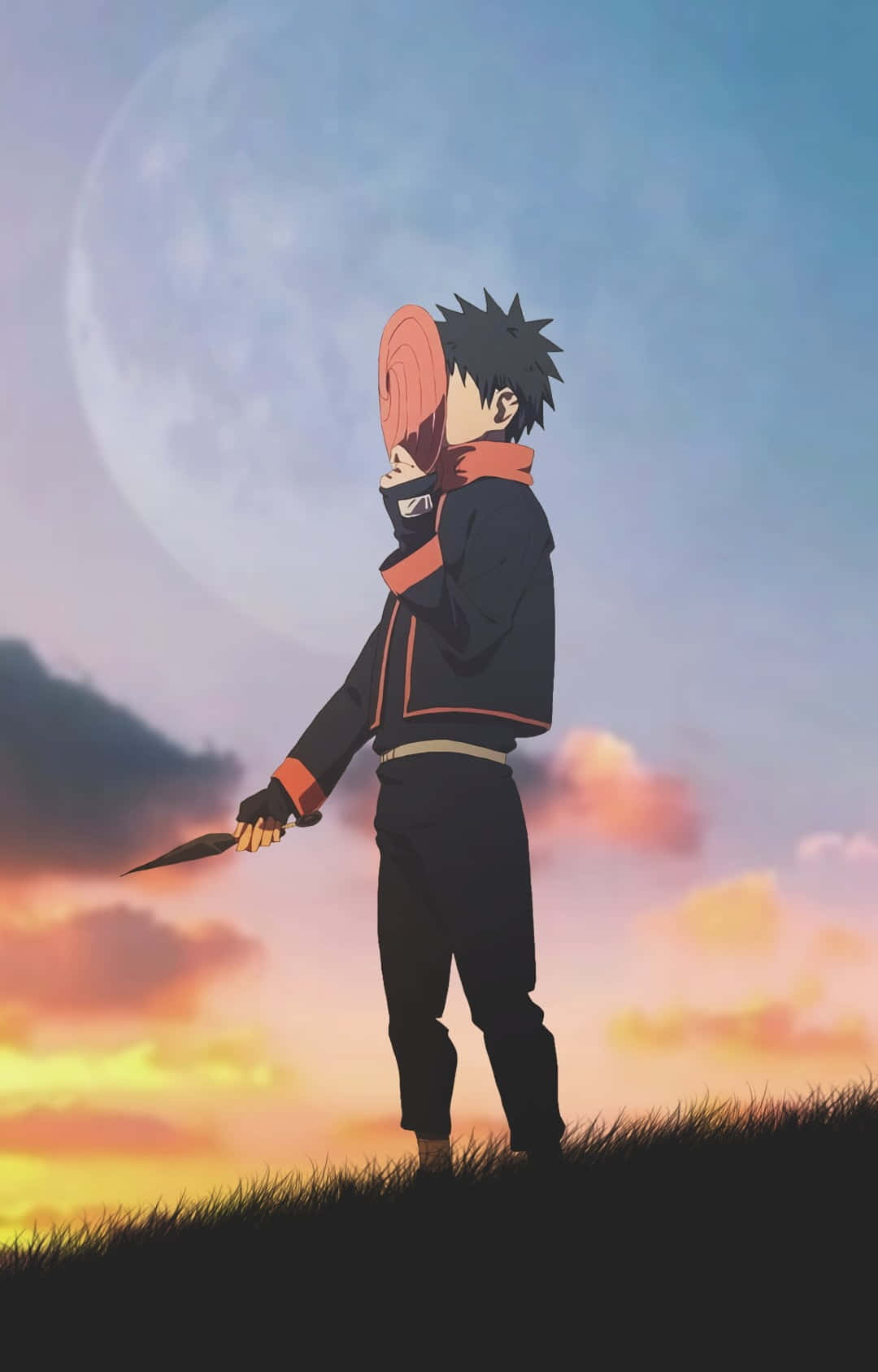 Akatsuki Tobi 桌布 壁紙 — 一個動漫角色站在日落時分的草地上，手持苦無刀，背後有一輪巨大的月亮。