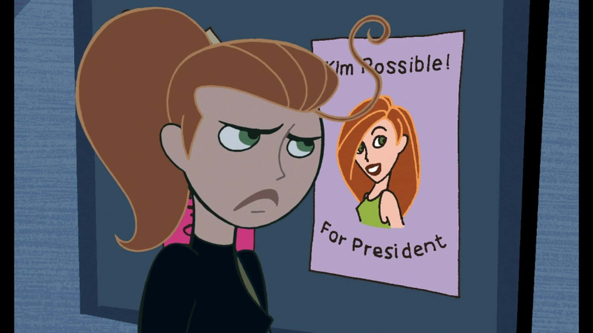 kim possible 桌布 壁紙 — 一個動畫女孩，棕色頭髮和綠色眼睛，站在「Kim Possible For President」的競選海報旁，看起來很惱火。