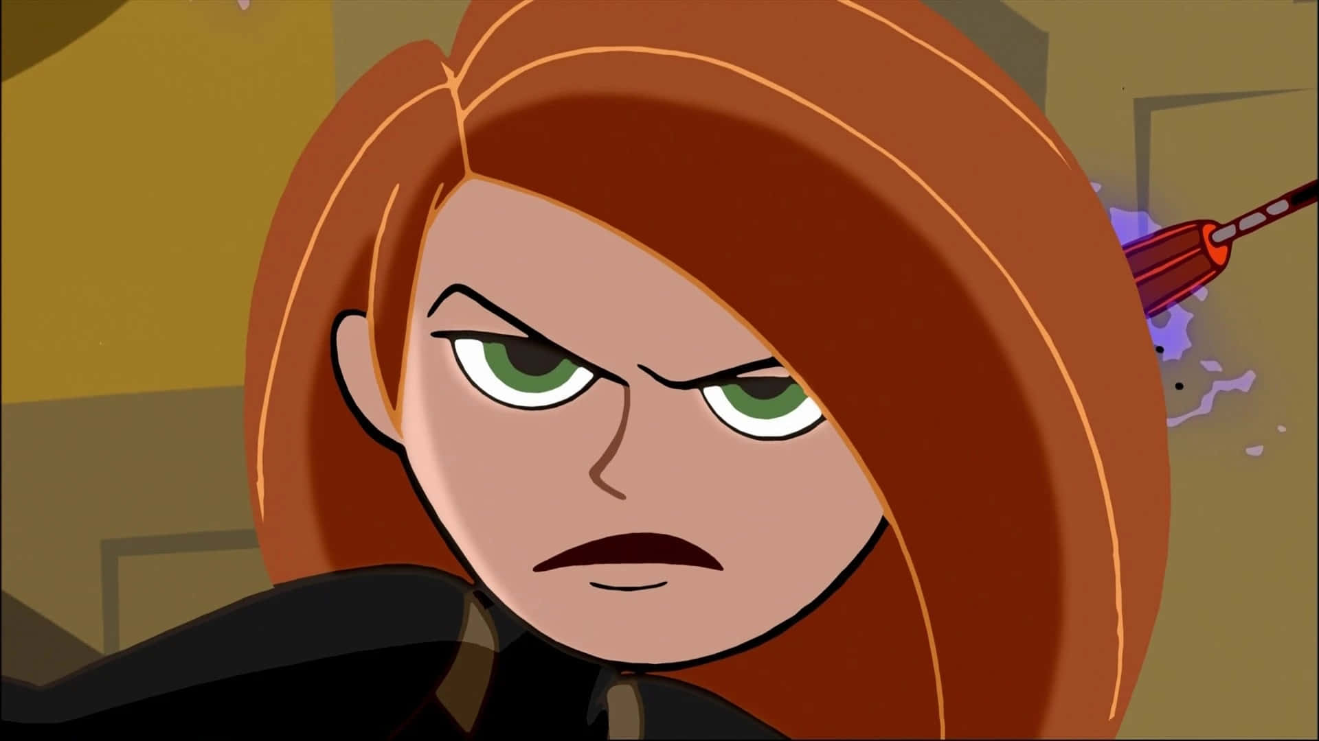 kim possible 桌布 壁紙 — 一個動畫女性角色，擁有火紅的頭髮和綠色的眼睛，帶著嚴厲的表情強烈地瞪視。