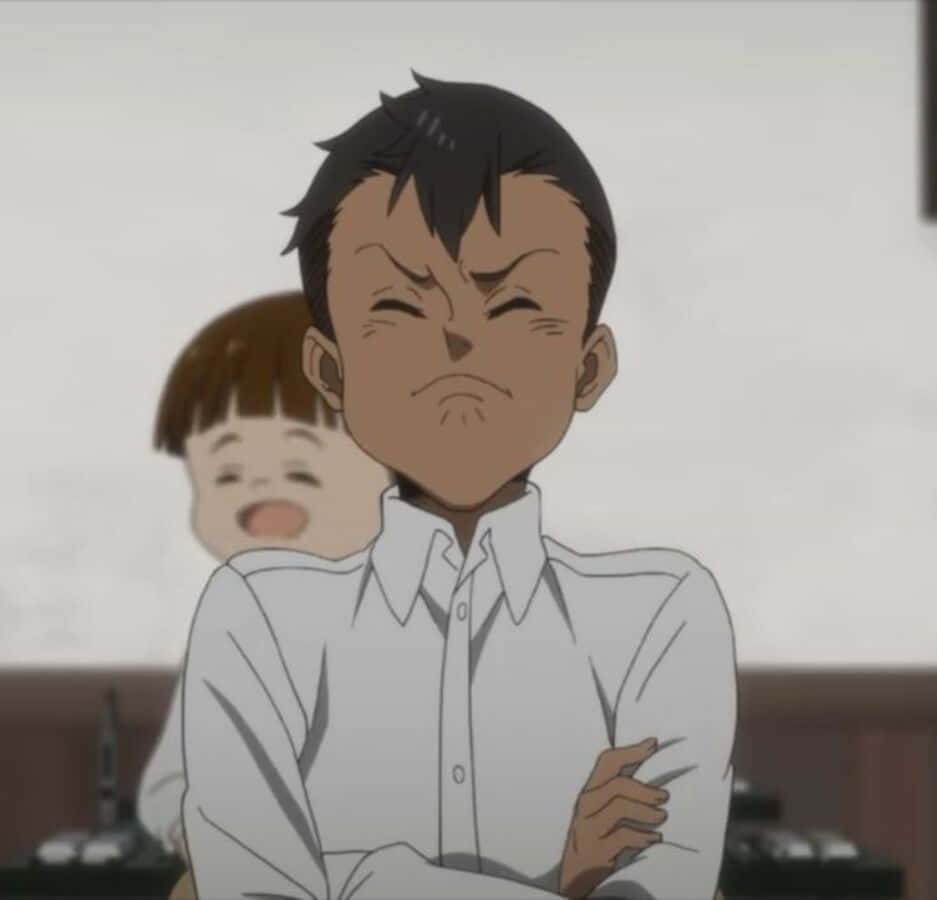 The Promised Neverland Don 桌布 壁紙 — 一個動畫男孩交叉雙臂，皺著眉頭，表情嚴厲，而一個微笑的孩子在他身後模糊不清。