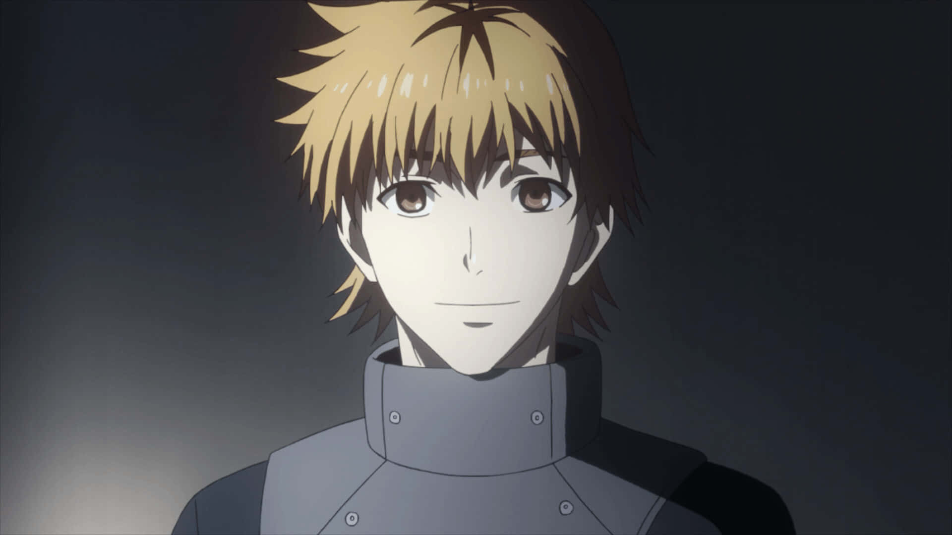 Hideyoshi Nagachika 桌布 壁紙 — 一個動畫男性角色的特寫，擁有尖刺金髮和嚴肅表情，穿著高領灰色服裝，背景為深色漸變。