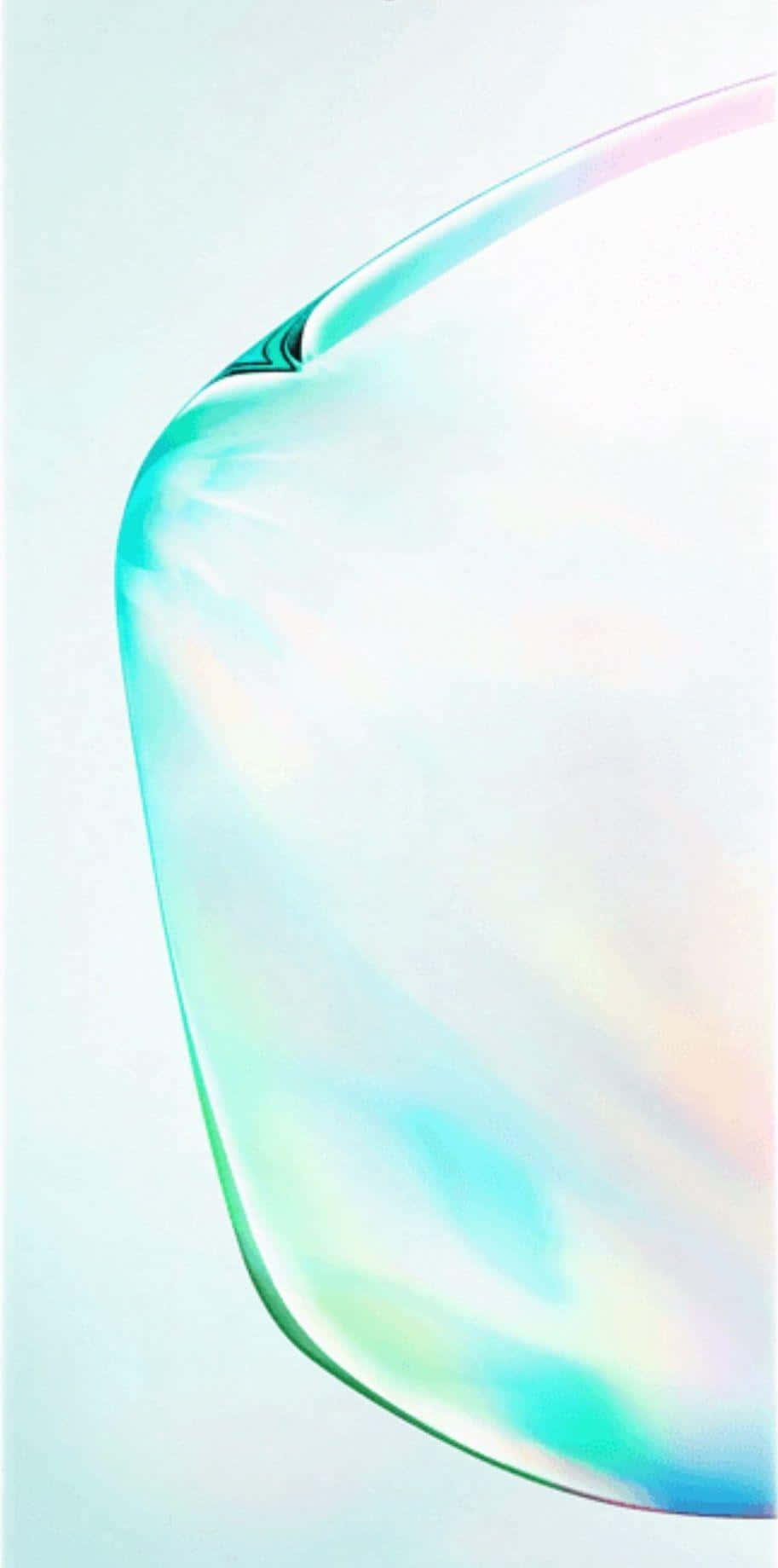 Galaxy Note 桌布 壁紙 — 一個半透明肥皂泡的特寫，在柔和的淺藍色背景上閃爍著虹彩的青色和粉紅色調。