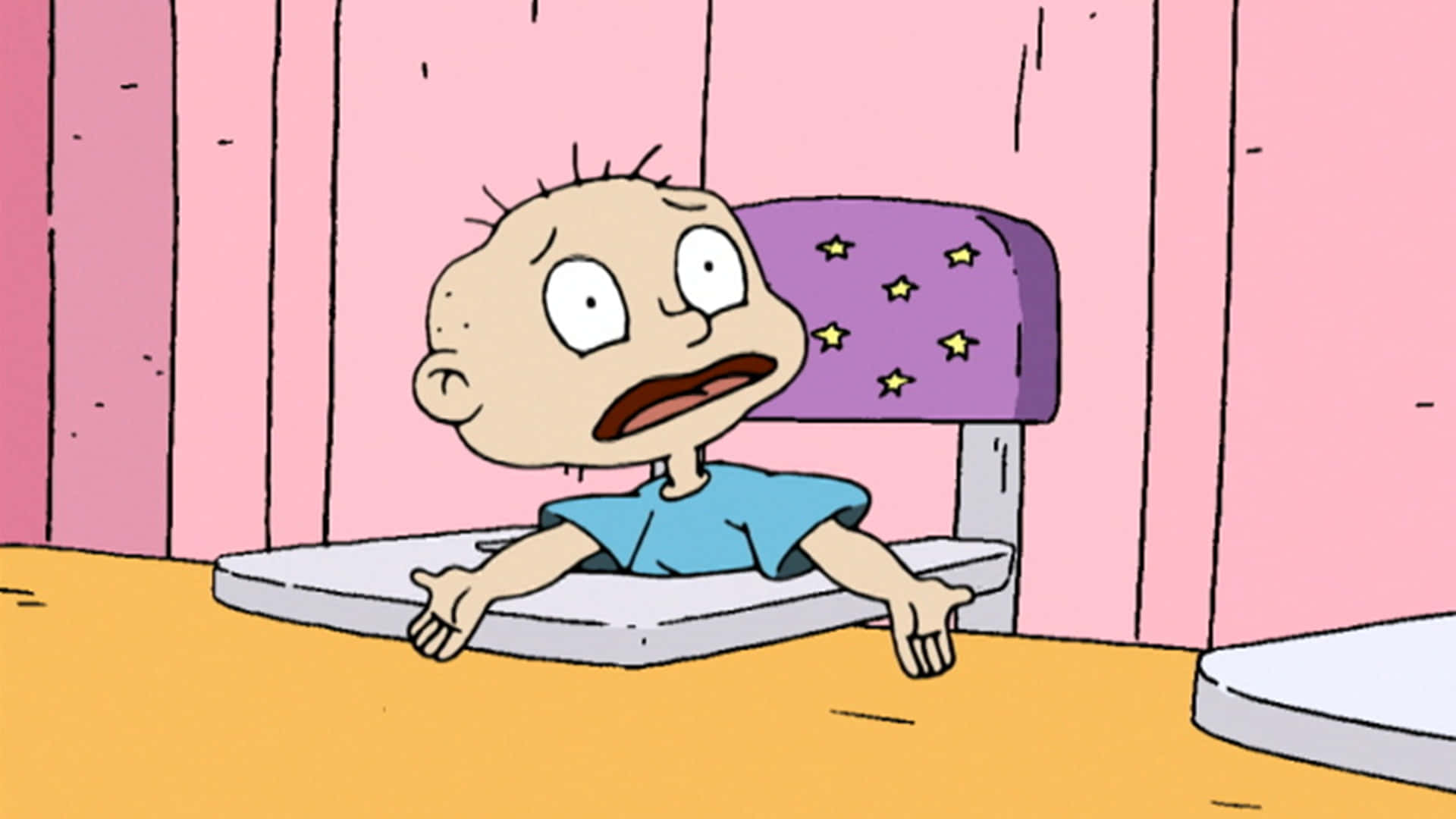 rugrats 桌布 壁紙 — 一個卡通幼兒，眼睛睜大，嘴巴張開，坐在高腳椅上，背景是粉紅色木牆。