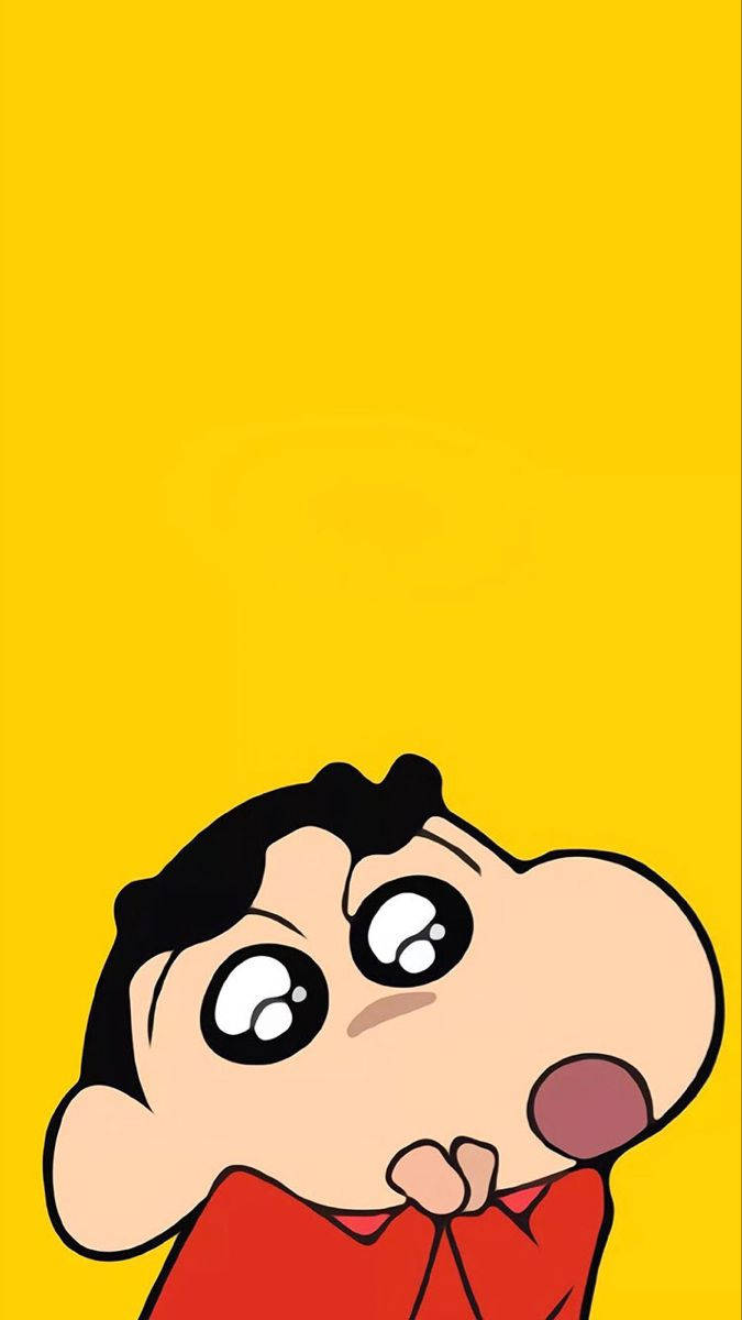 shin chan iPhone 桌布 壁紙 — 一個卡通男孩，大眼睛，穿著紅色襯衫，在純黃色背景上仰望。