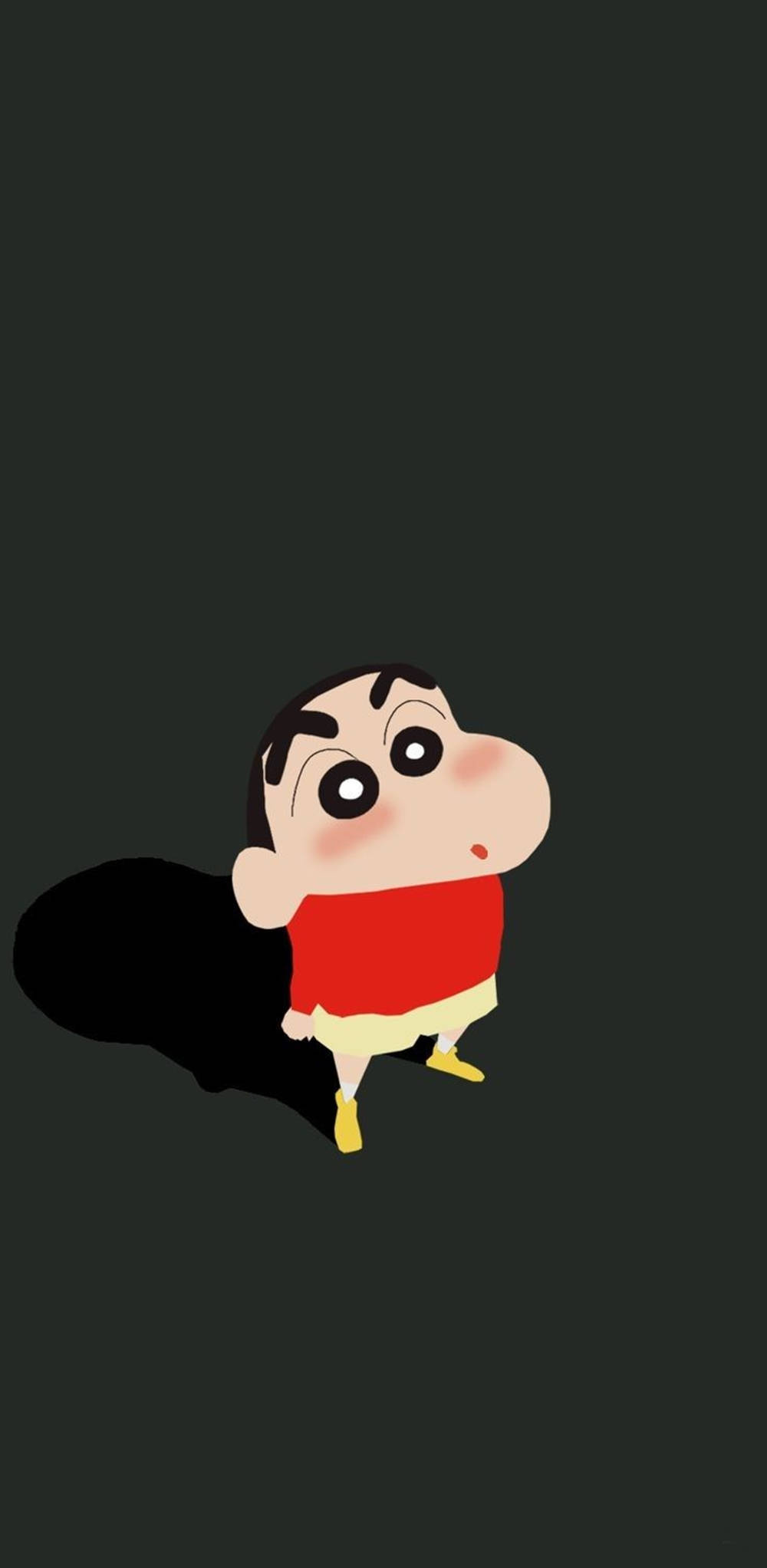 shinchan 桌布 壁紙 — 一個卡通男孩，大眼睛，穿著紅色襯衫，站在深灰色背景前，投下長長的影子。
