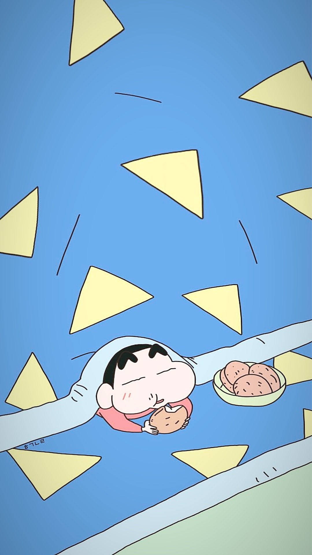 shinchan 桌布 壁紙 — 一個卡通男孩在藍色背景上被落下的黃色三角形包圍，一邊吃零食一邊平靜地睡覺。
