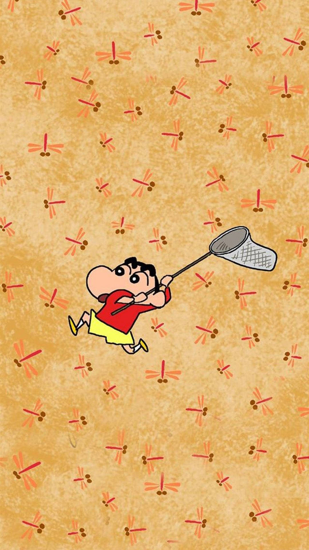 shinchan 桌布 壁紙 — 一個卡通男孩穿著紅色襯衫和黃色短褲，在紋理米色背景上揮動網子捕捉蜻蜓。