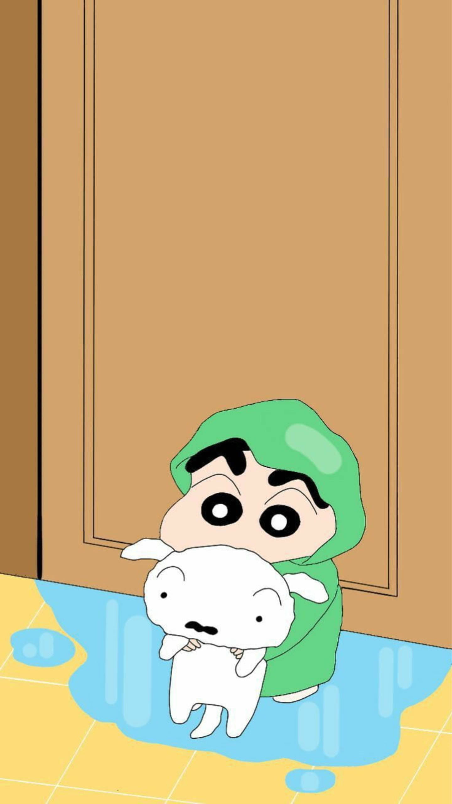 shinchan 桌布 壁紙 — 一個卡通男孩穿著綠色連帽衫，站在木門附近黃色瓷磚地板上的藍色水坑裡，緊抱著一個白色毛絨玩具。