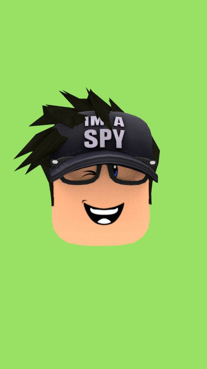 Roblox 桌布 壁紙 — 一個卡通角色，有著刺刺的黑髮和太陽眼鏡，戴著寫有「我是間諜」的帽子，在明亮的綠色背景前眨眼。