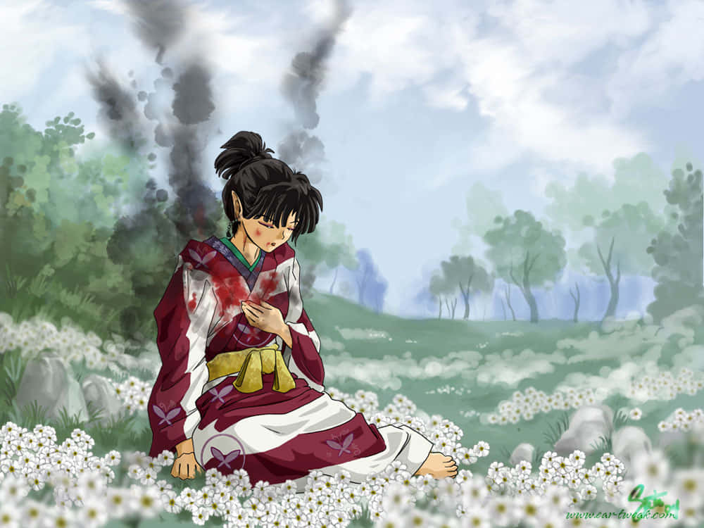 Inuyasha Kagura 桌布 壁紙 — 一個受傷的動漫女孩穿著紅白相間的和服，坐在白色花朵中，身後煙霧在霧濛濛的森林中升起。