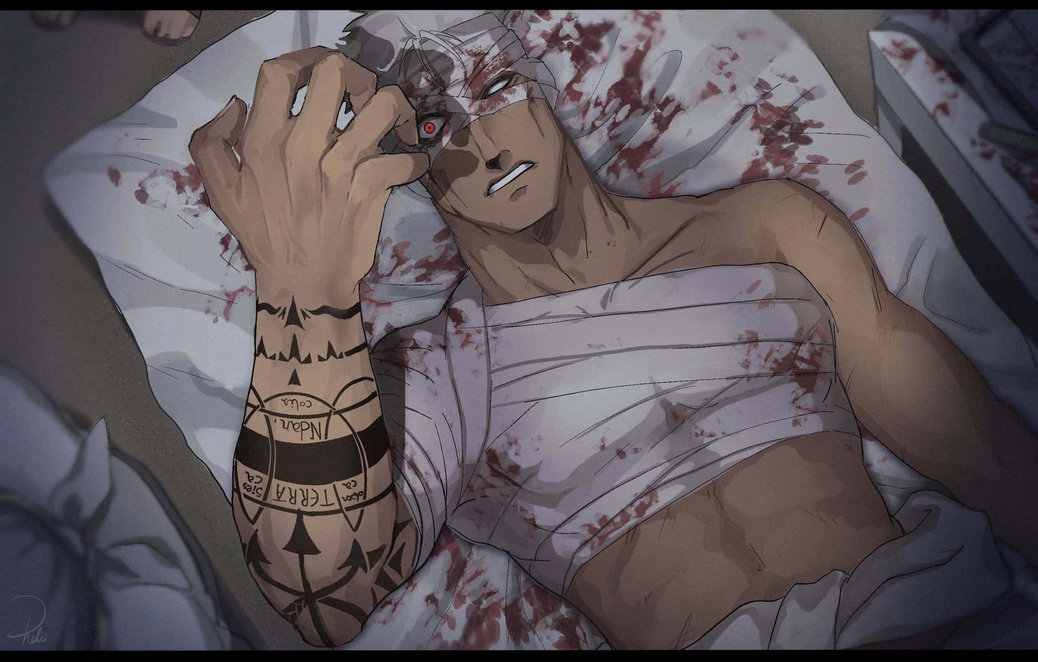 Fullmetal Alchemist Scar 桌布 壁紙 — 一個受傷的動漫男子，擁有機械眼睛和沾滿血跡的繃帶，躺在昏暗房間的床上。