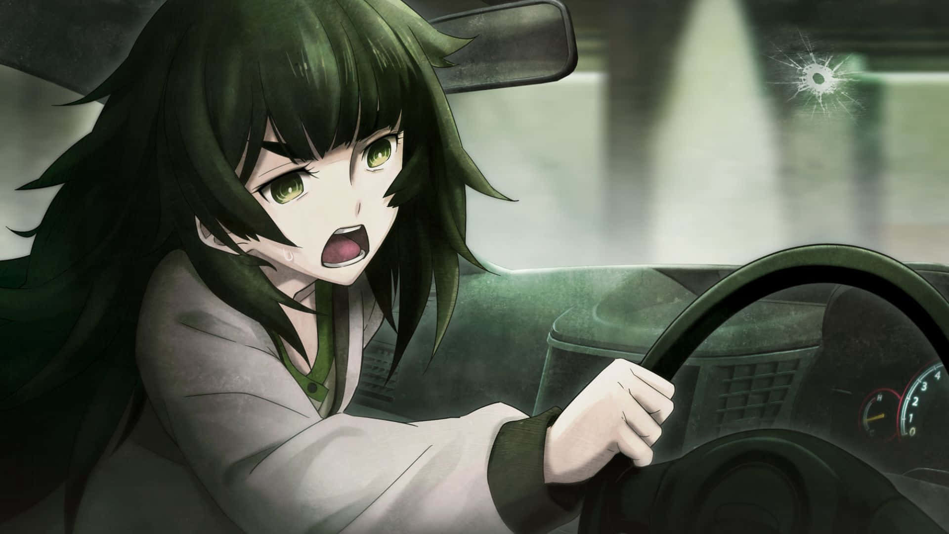 Maho Hiyajo 桌布 壁紙 — 一個受驚的動漫女孩，綠色眼睛，緊握汽車方向盤，身後擋風玻璃上出現一個彈孔。