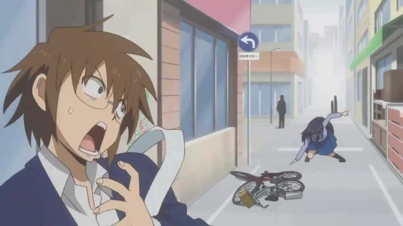 搞笑動漫GIF 桌布 壁紙 — 一個受驚的動漫男孩在女孩跌倒在城市行人路上翻倒的單車旁邊時作出反應。