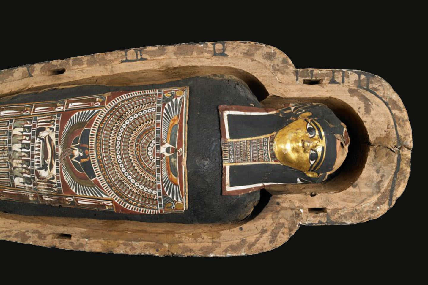 Ancient Egypt 桌布 壁紙 — 一個古埃及石棺，帶有金色死亡面具和複雜的象形文字圖案，表面為風化的木質。