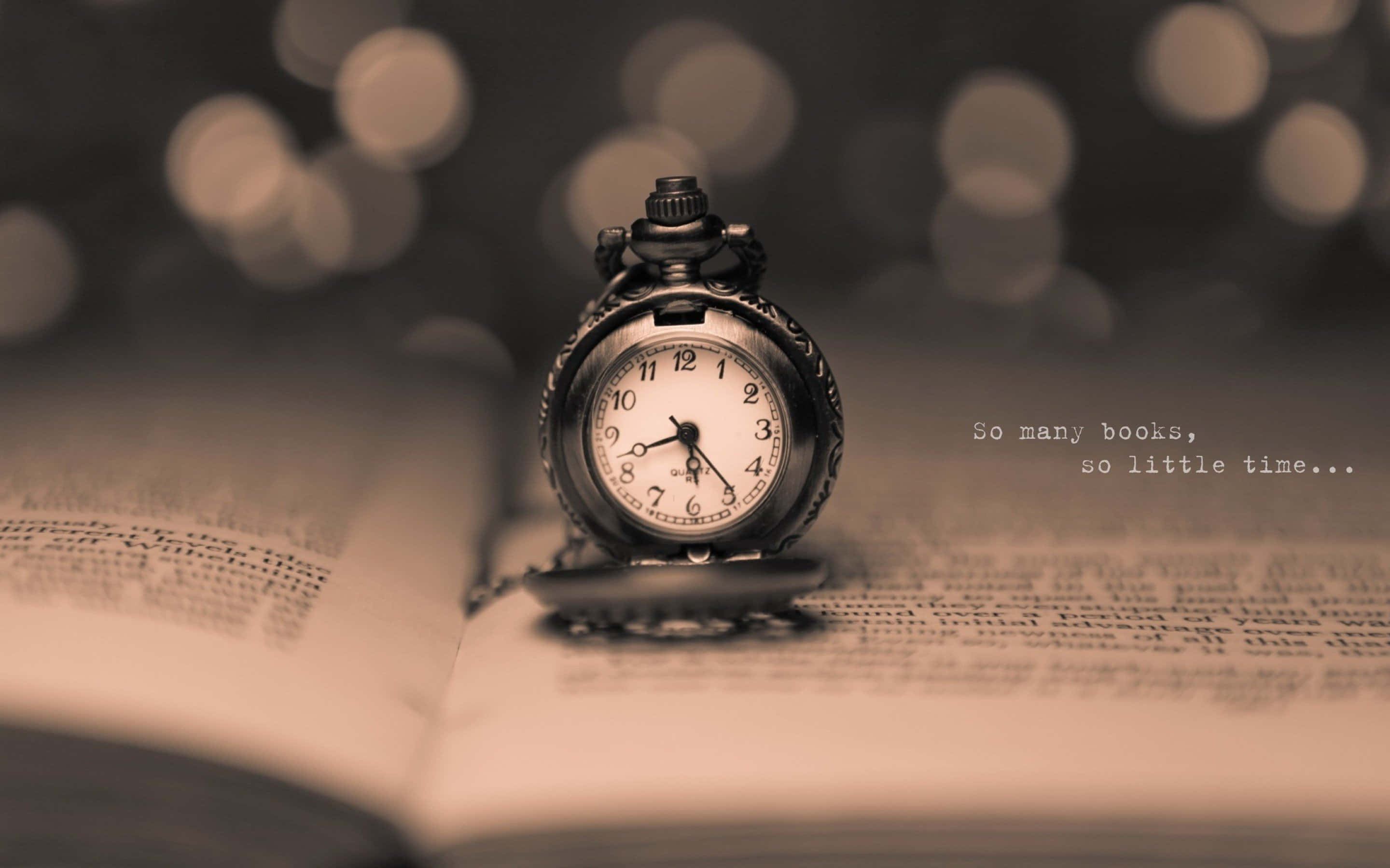 Time 桌布 壁紙 — 一個古董懷錶放在一本打開的書上，背景有柔和散景燈光，文字寫著「So many books so little time.」