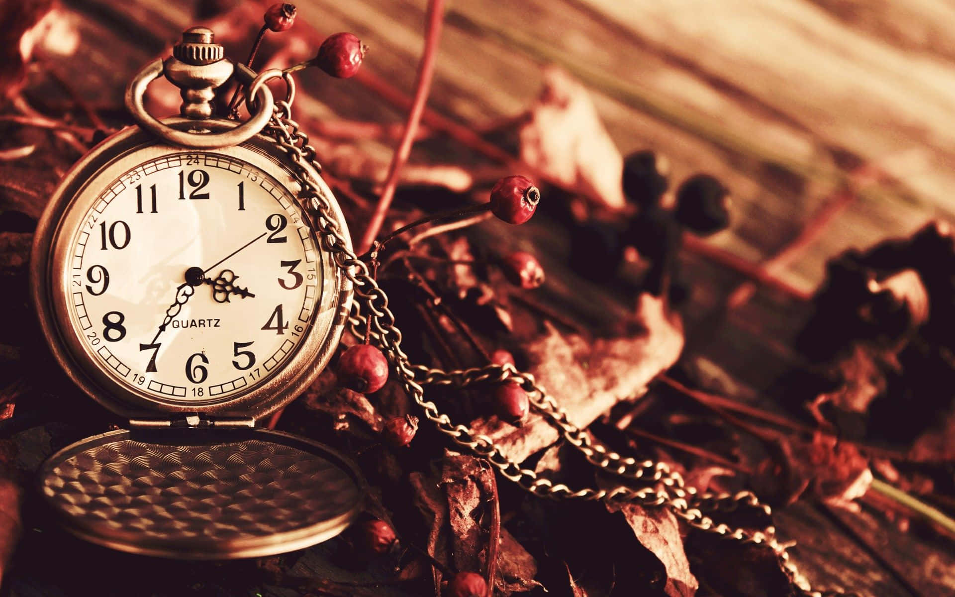 Time 桌布 壁紙 — 一個古董懷錶放在木質表面上，周圍有乾燥的樹葉和紅色漿果，呈現溫暖的懷舊色調。
