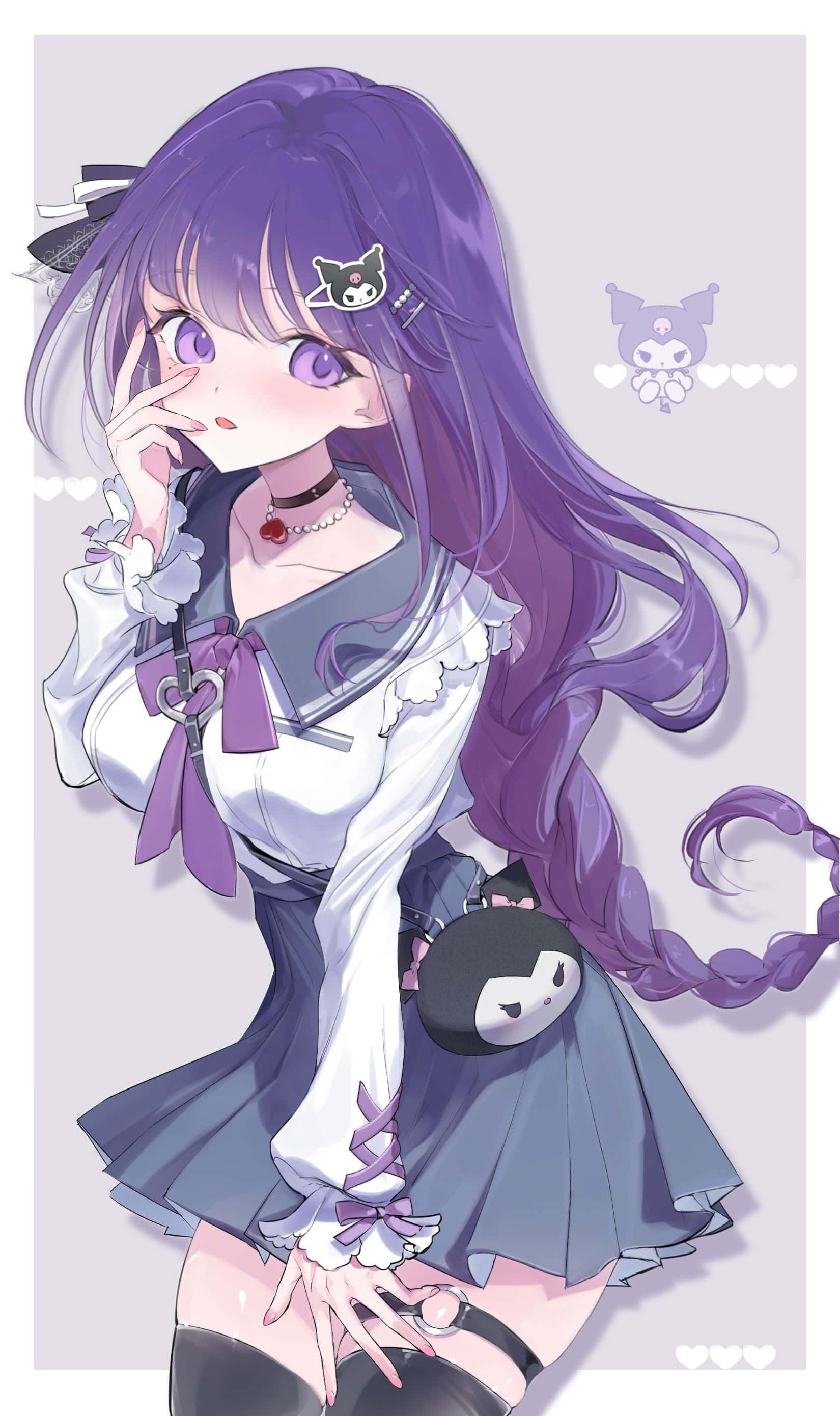 Kuromi Fanart 桌布 壁紙 — 一個可愛的動漫女孩，擁有長長的紫色頭髮和紫色眼睛，穿著水手風格服裝，搭配貓咪主題配飾，背景是柔和的薰衣草色。