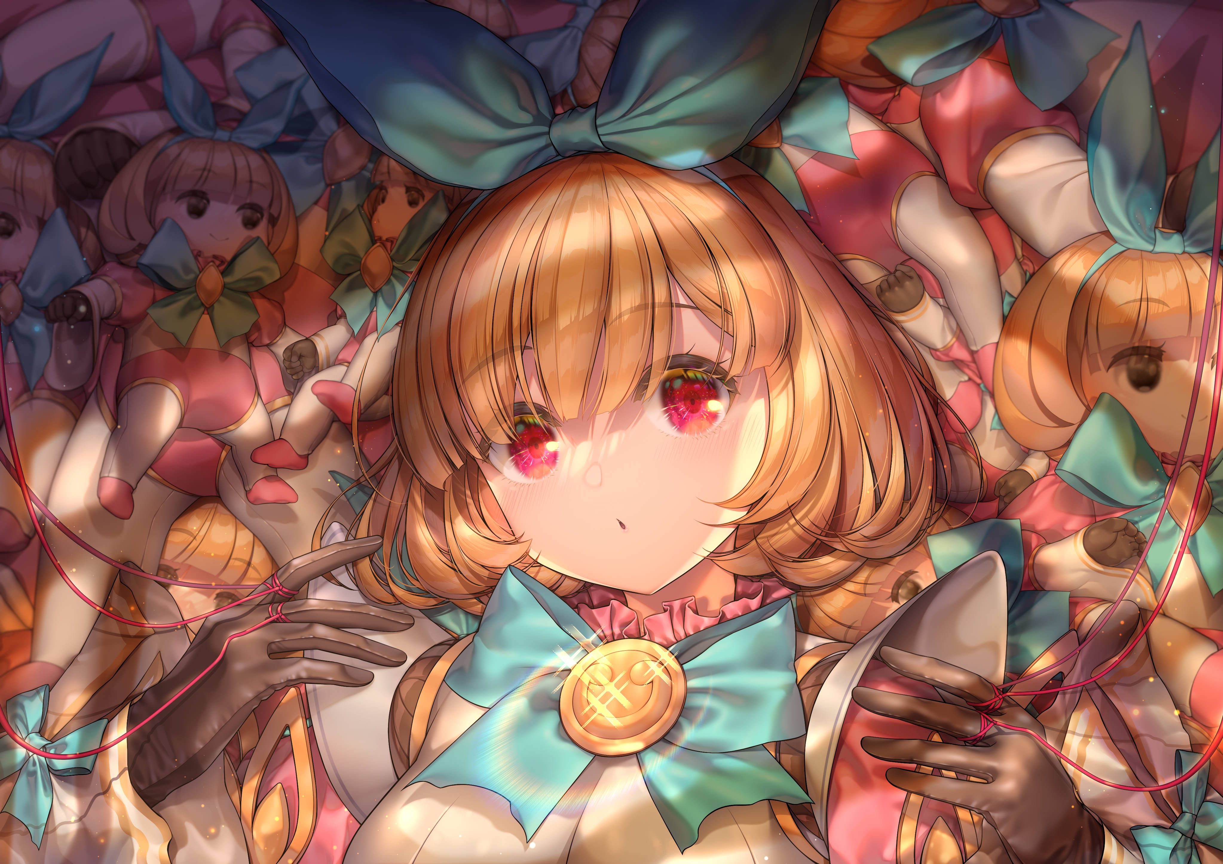 Mobile Legends 桌布 壁紙 — 一個可愛的動漫女孩，紅眼睛，戴著大大的青綠色蝴蝶結，被一模一樣的娃娃包圍在夢幻柔和的光線場景中。