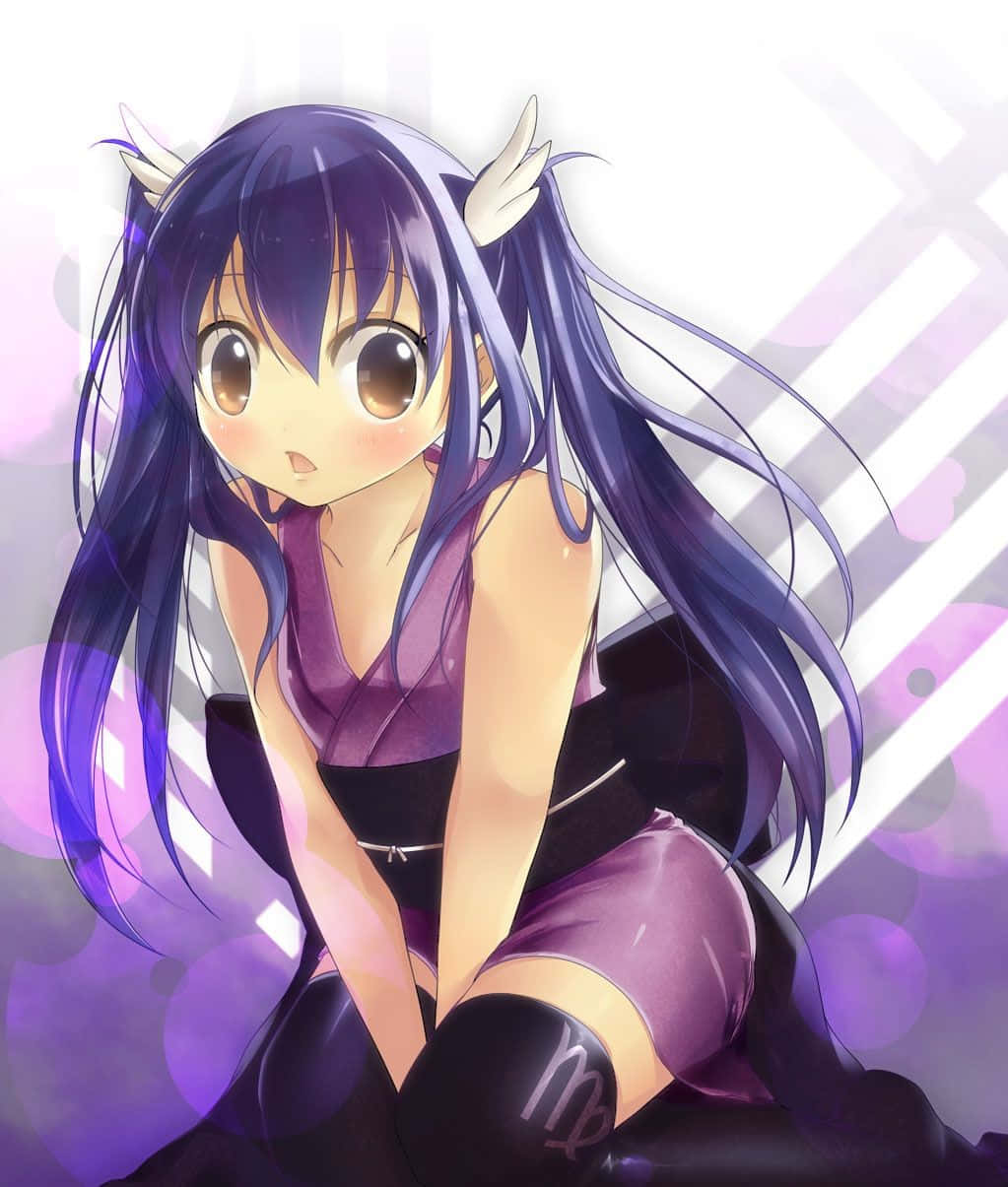 Wendy Marvell 桌布 壁紙 — 一個可愛的動漫女孩，紫色頭髮和小角，坐在柔和的紫色和白色散景背景中。