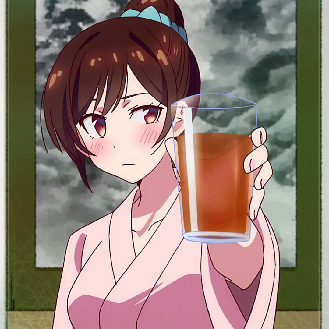 Chizuru Maihara 桌布 壁紙 — 一個可愛的動漫女孩穿著粉紅色浴衣，在雨窗背景下害羞地拿著一杯冰茶。