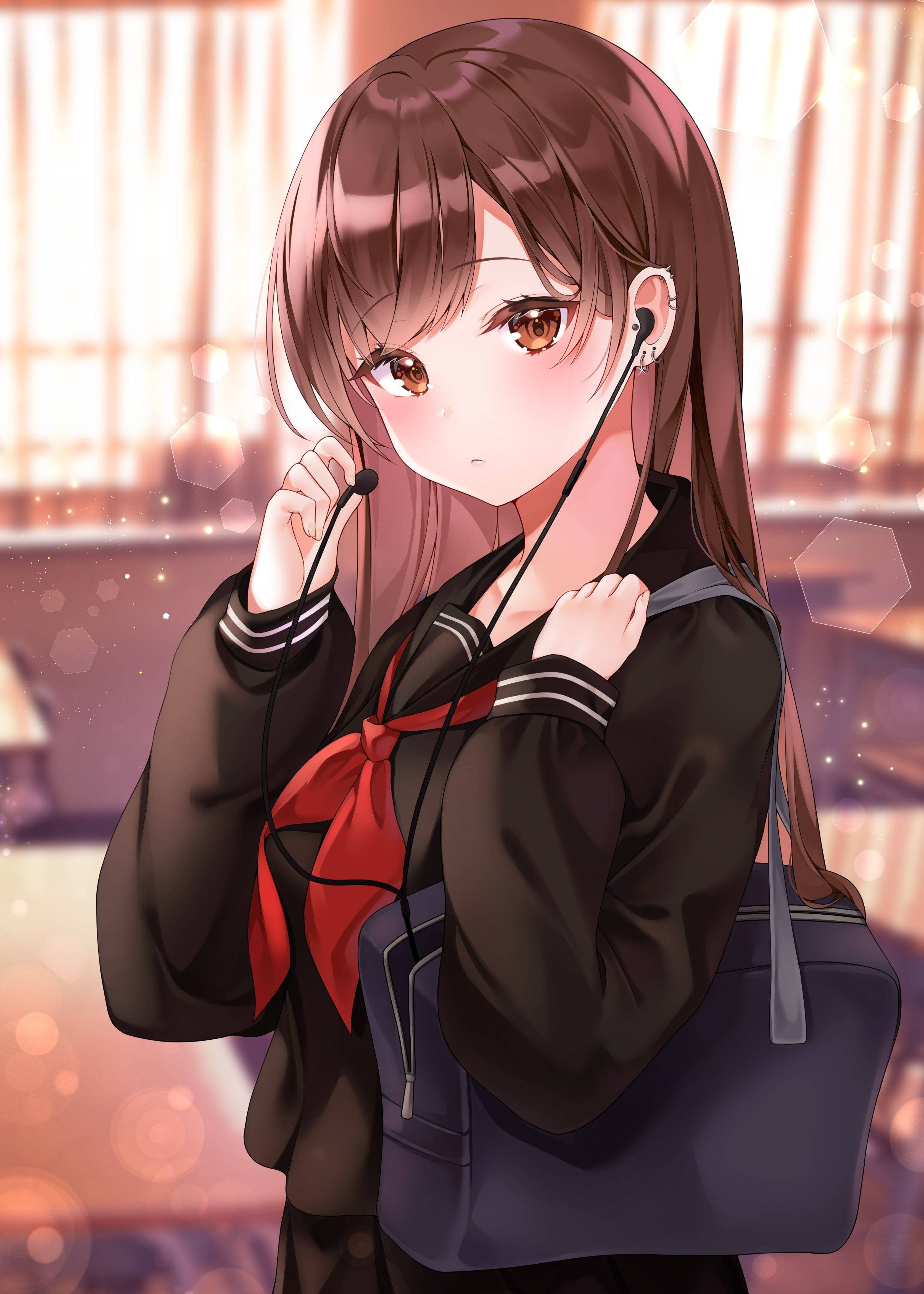 動漫女孩 桌布 壁紙 — 一個可愛的動漫女學生穿著校服，戴著紅色蝴蝶結和耳機，在溫暖的燈光下微笑著拿著書包。