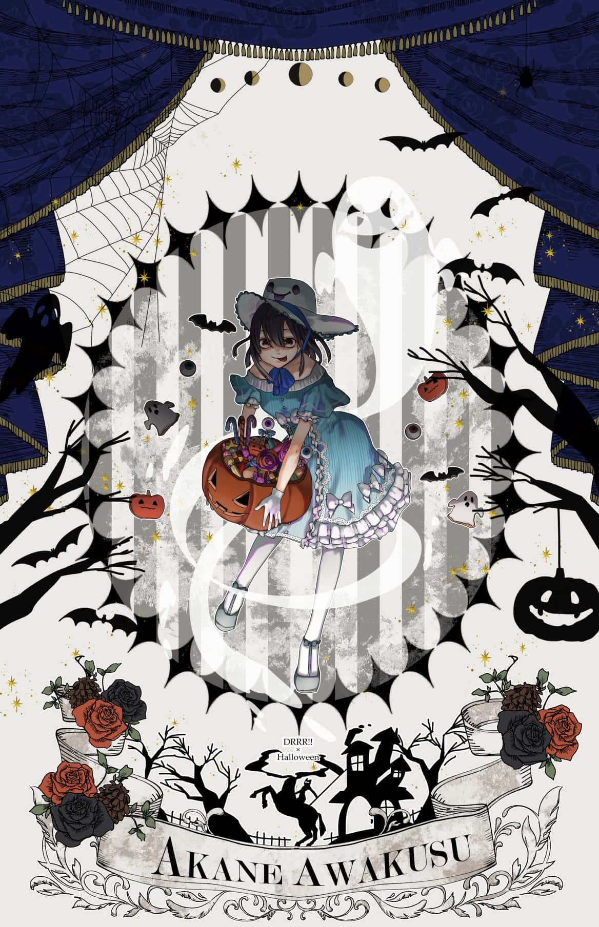 Akane Awakusu 桌布 壁紙 — 一個可愛的動漫女巫穿著藍色連衣裙，在深藍色窗簾下拿著南瓜籃子，周圍有蝙蝠、蜘蛛和玫瑰。