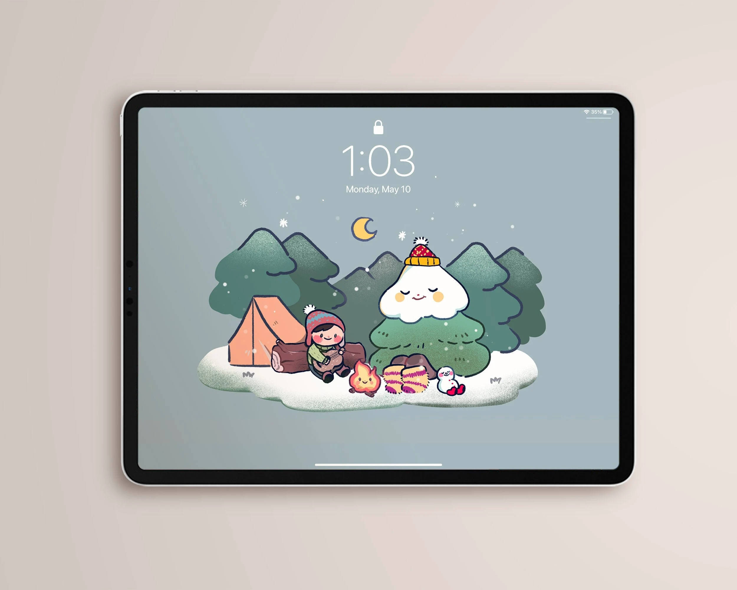 森林 桌布 壁紙 — 一個可愛的卡通小孩坐在營火旁，旁邊有雪人和帳篷，背景是新月下的雪地森林。