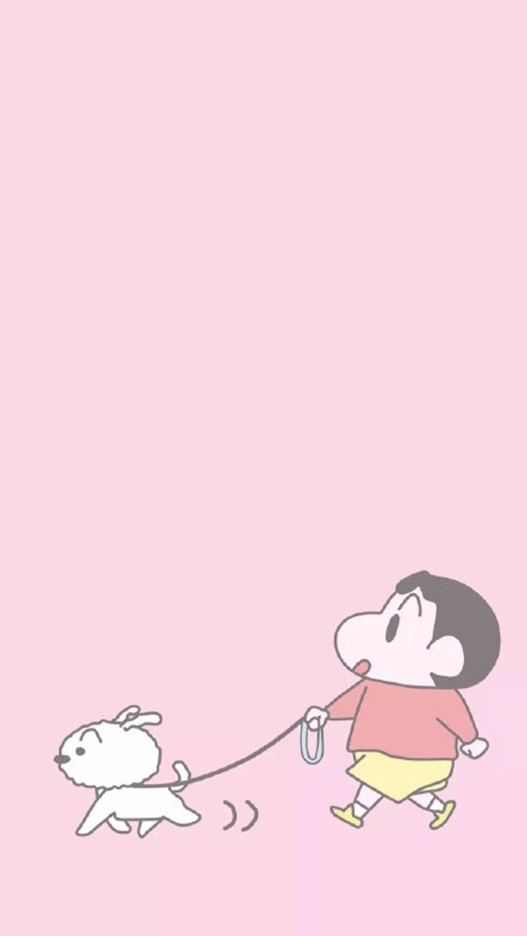 shin chan iPhone 桌布 壁紙 — 一個可愛的卡通男孩穿著粉紅色襯衫，在柔和的粉紅色背景前用皮帶遛一隻小白狗。
