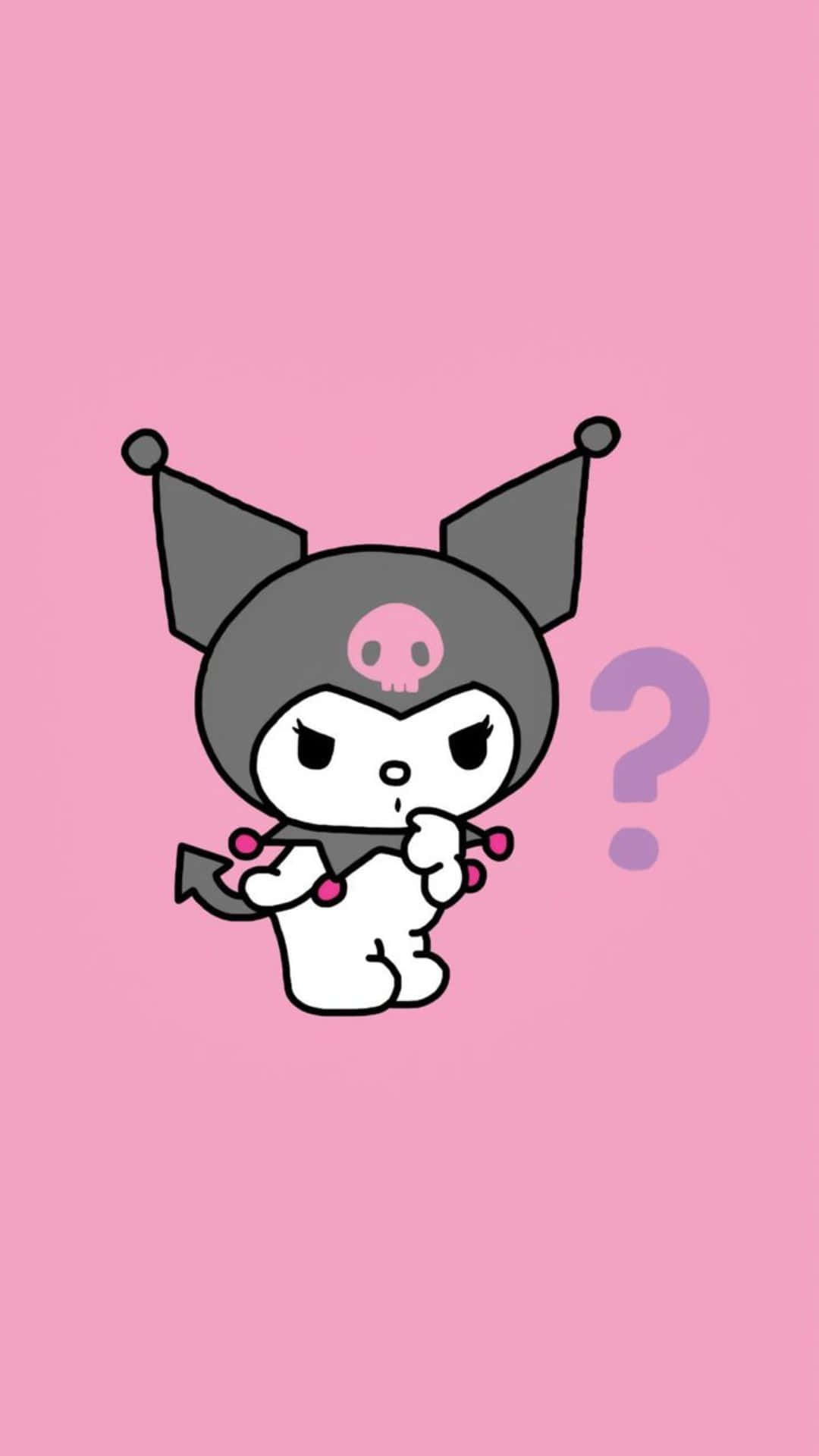Kuromi Kawaii 桌布 壁紙 — 一個可愛的卡通角色，戴著灰色帽子和粉紅色骷髏標誌，在帶有紫色問號的純粉紅色背景前沉思地擺姿勢。
