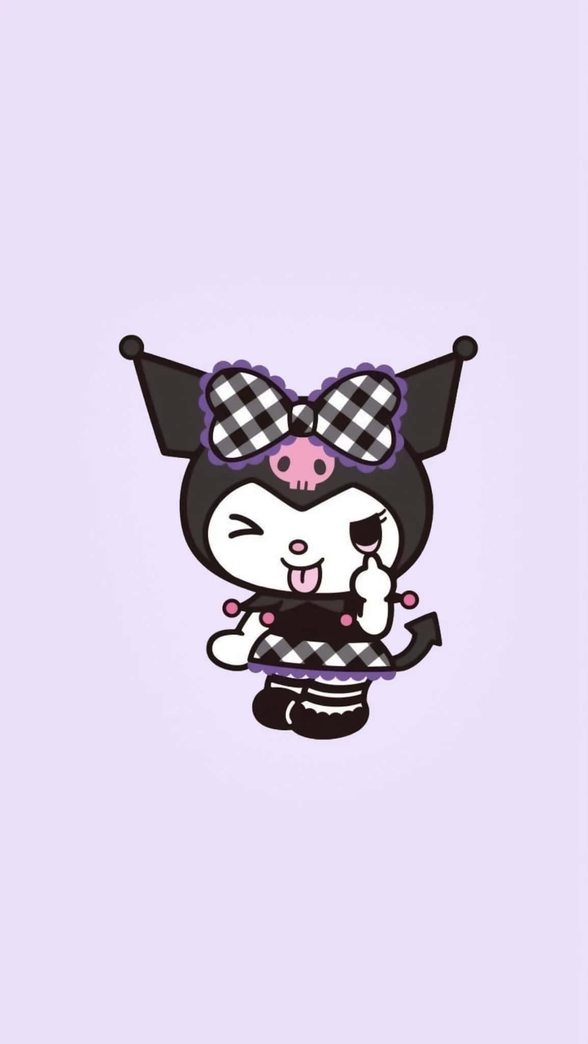 Kuromi Kawaii 桌布 壁紙 — 一個可愛的卡通角色，穿著黑白格仔服裝和蝴蝶結，在柔和的薰衣草背景上頑皮地眨眼。