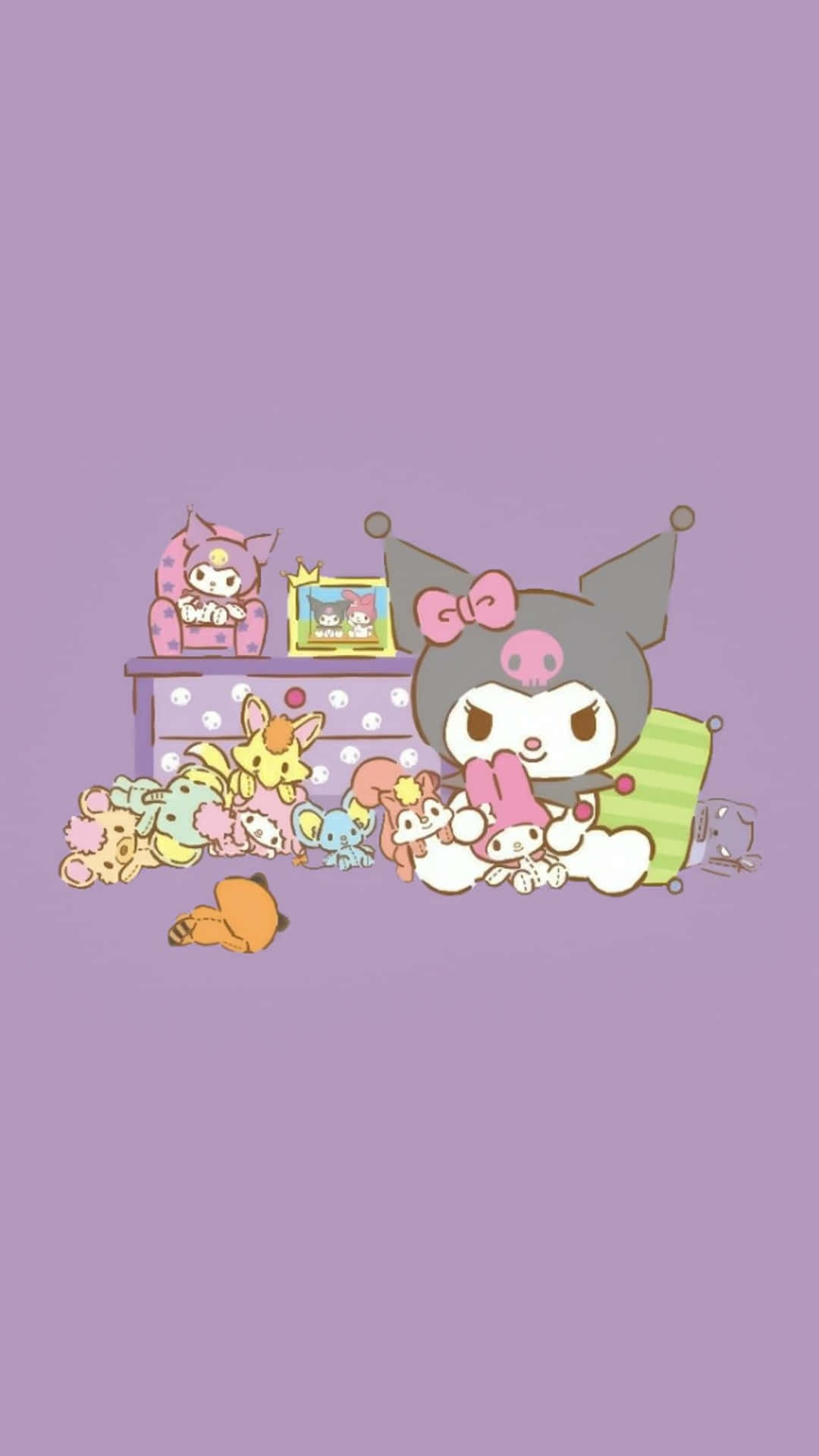 Kuromi Aesthetic 桌布 壁紙 — 一個可愛的卡通角色戴著粉紅色蝴蝶結，坐在紫色背景上，周圍環繞著毛絨玩具。