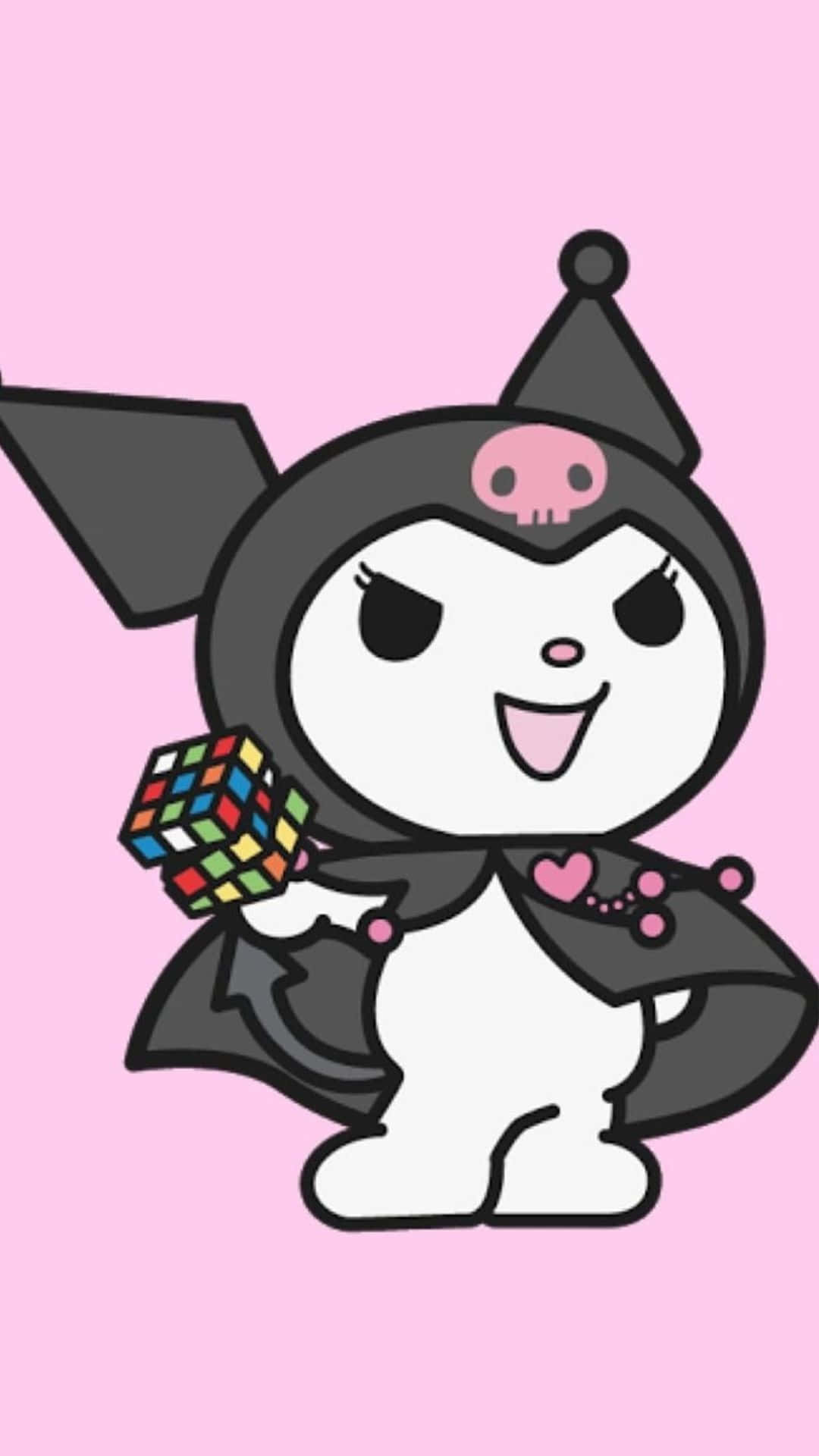 Kuromi Kawaii 桌布 壁紙 — 一個可愛的卡通角色穿著黑色女巫服裝，在柔和的粉紅色背景上拿著一個色彩繽紛的魔術方塊。