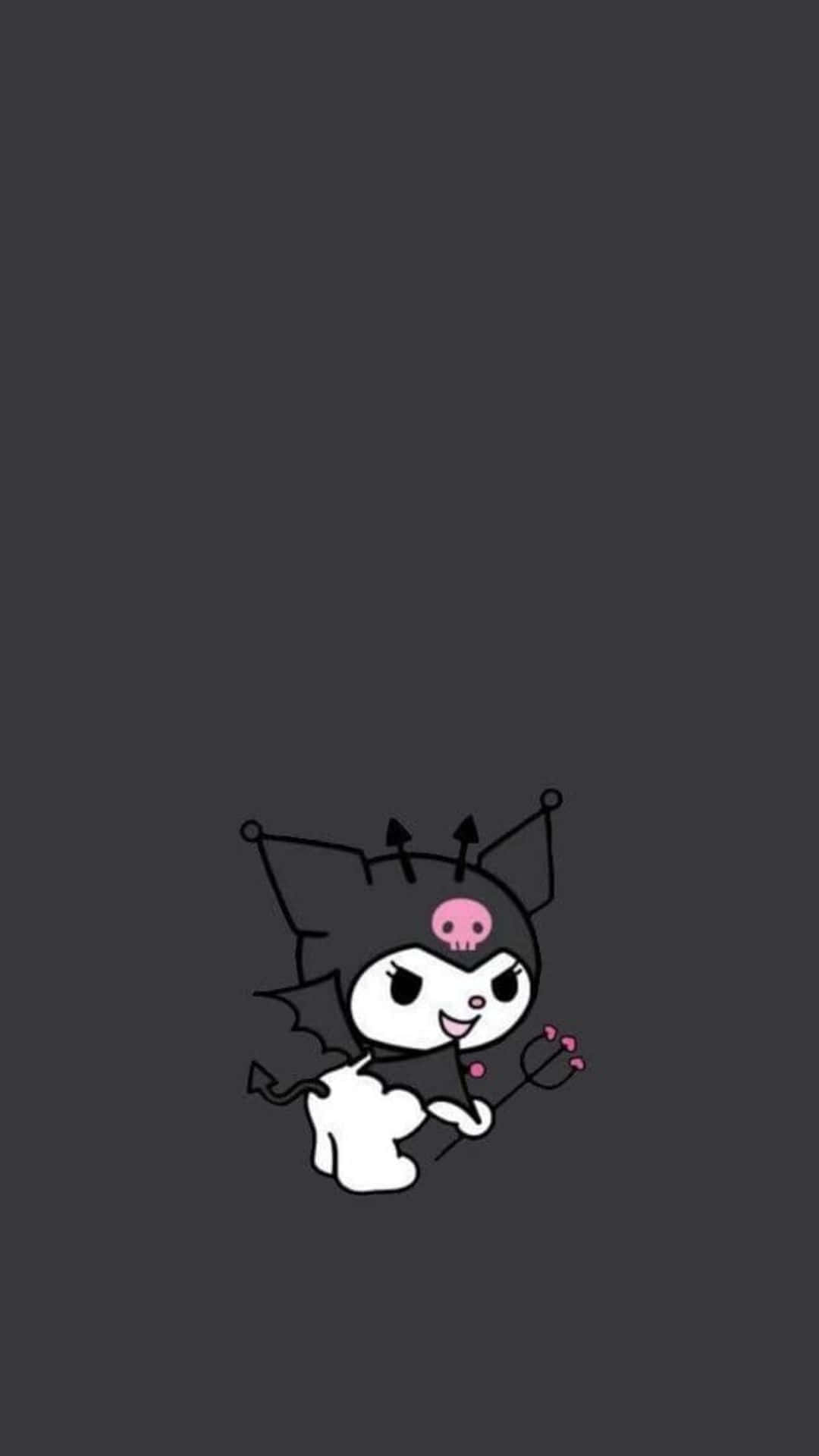 Kuromi Halloween 桌布 壁紙 — 一個可愛的卡通魔鬼角色，擁有蝙蝠翅膀和粉紅色骷髏帽，在深灰色背景前微笑著拿著一個粉紅色小叉。